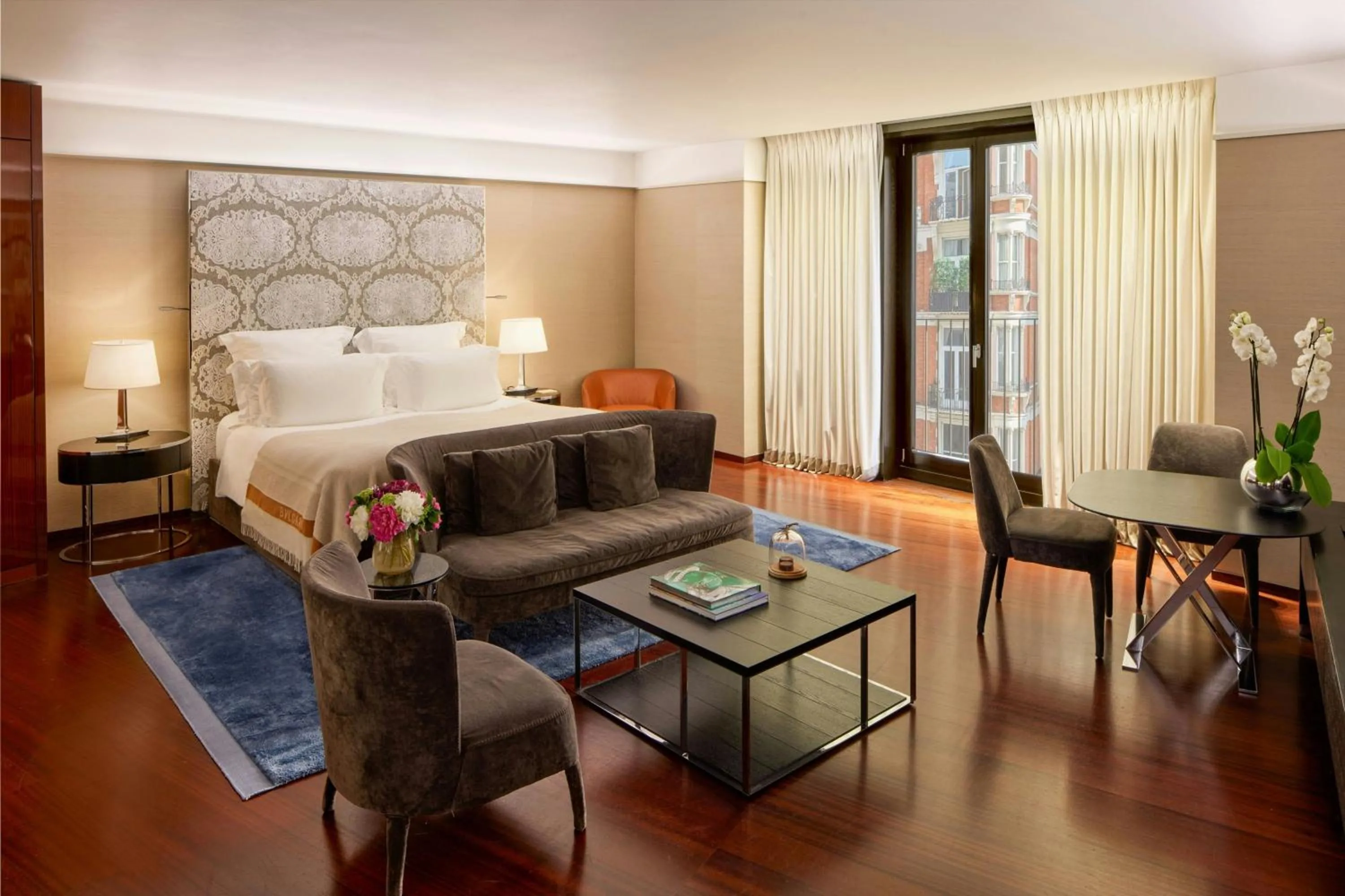 Photo of the whole room, Bed in Bvlgari Hotel London