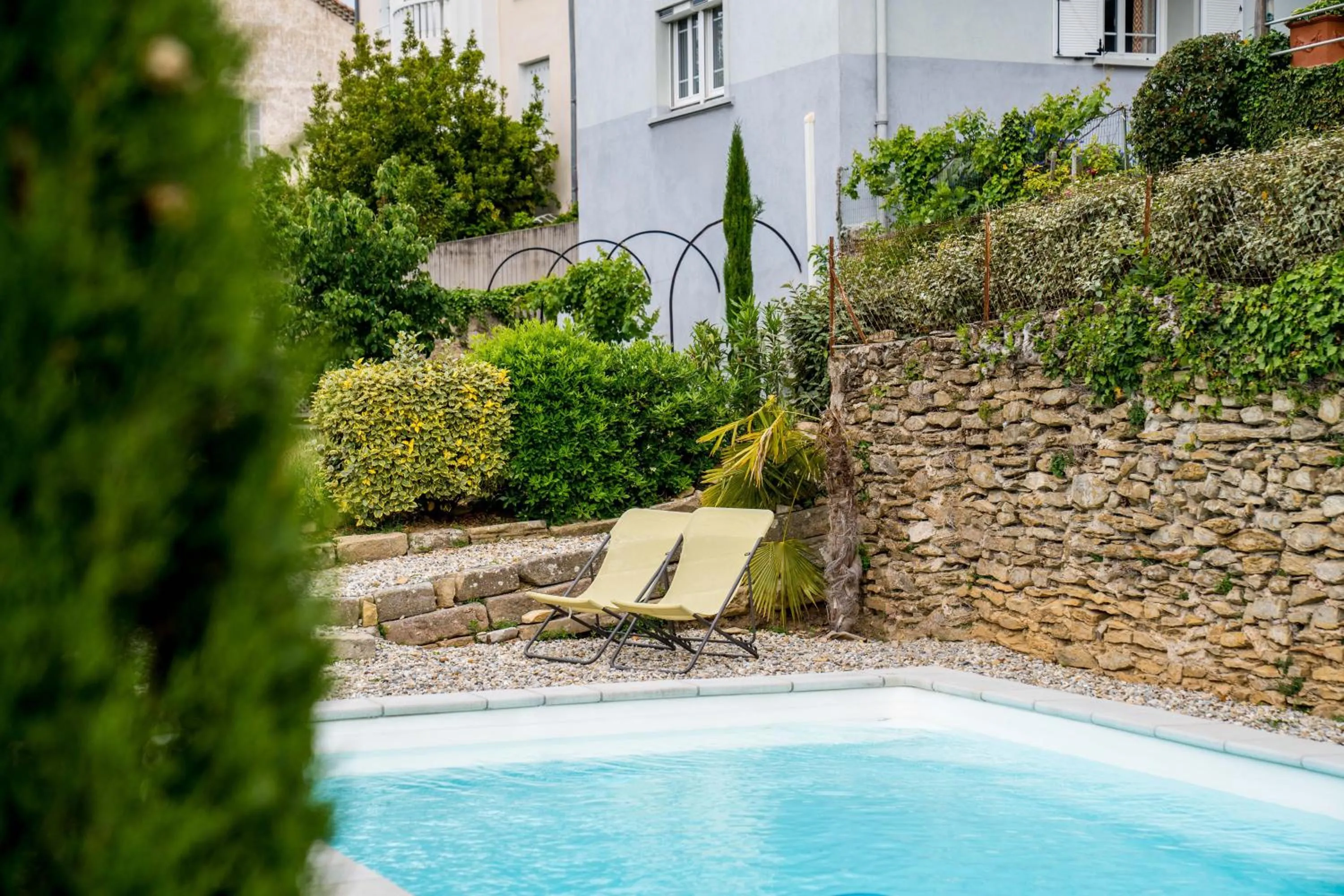 Swimming pool in La Maison Jaffran, suite en ville