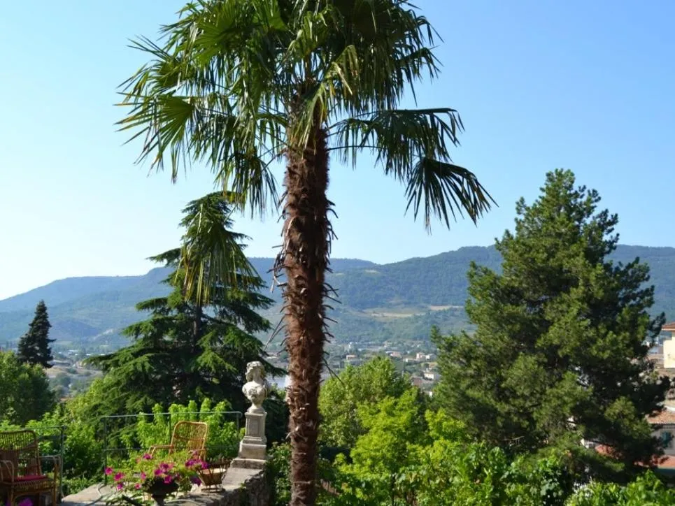 Property building in La Maison Jaffran, suite en ville