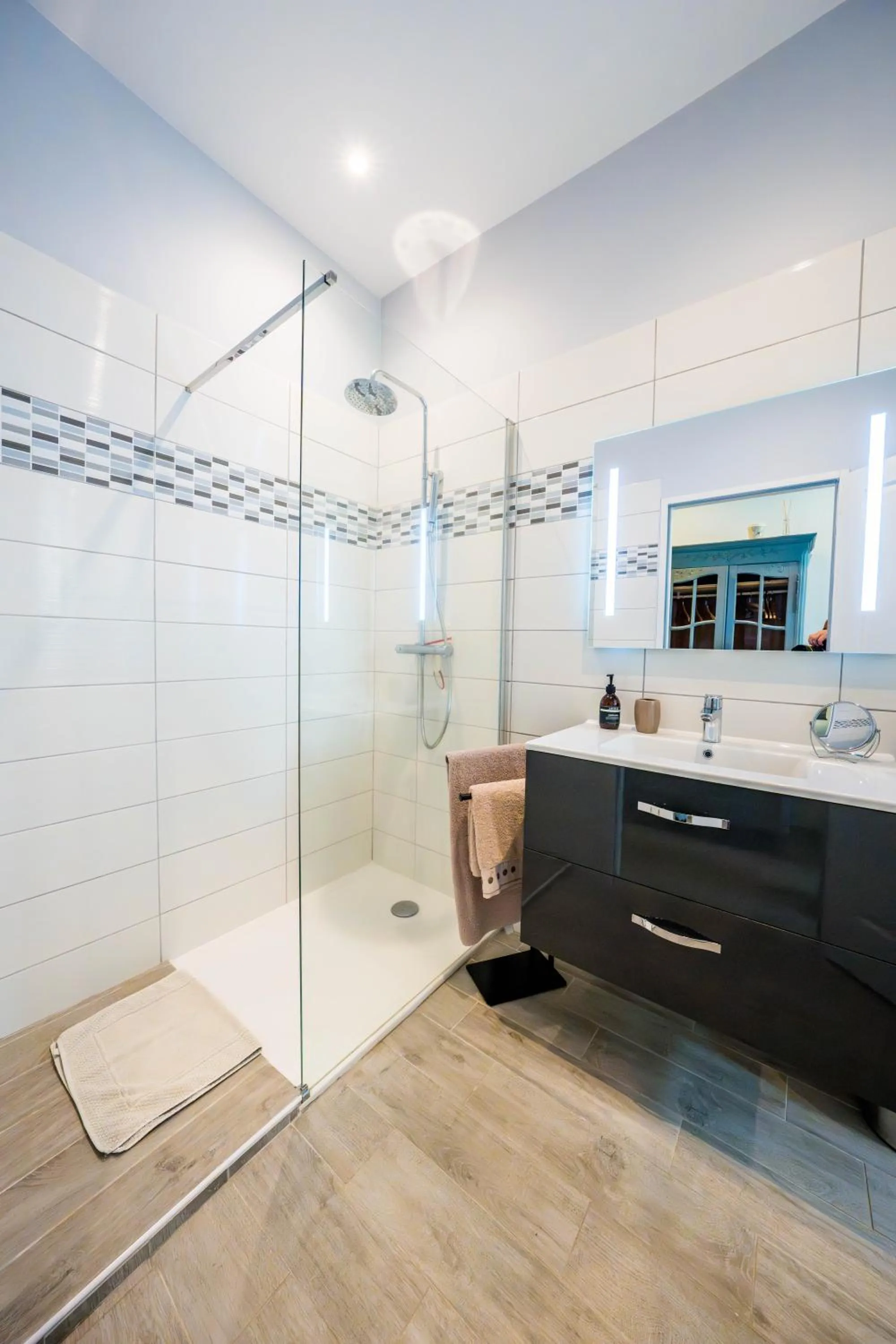 Bathroom in La Maison Jaffran, suite en ville