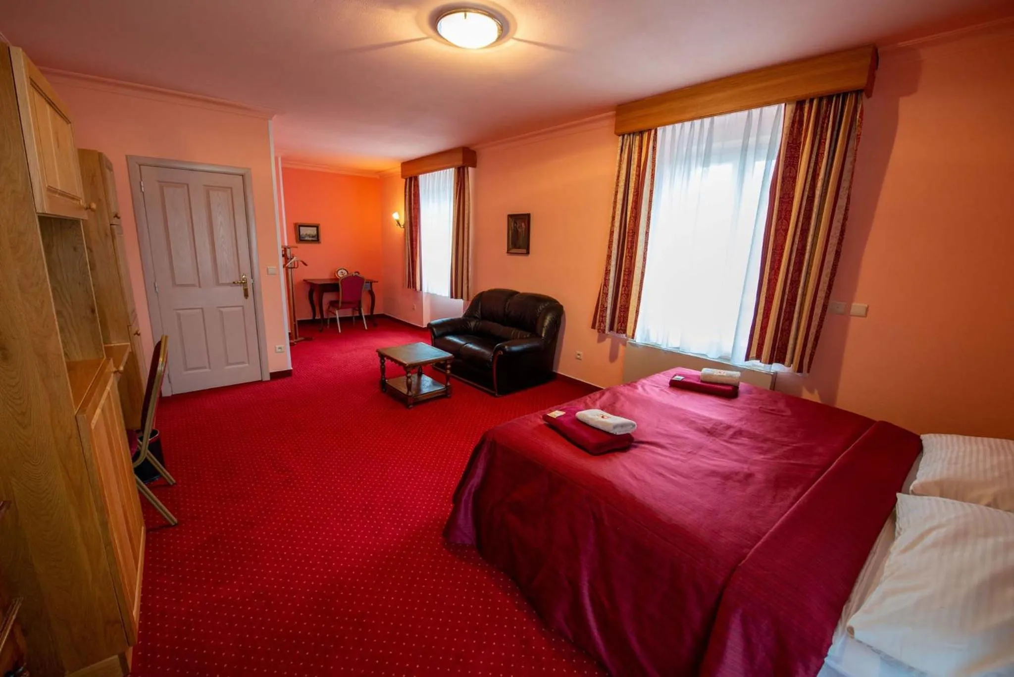 Communal lounge/ TV room, Bed in Hotel Rustikal