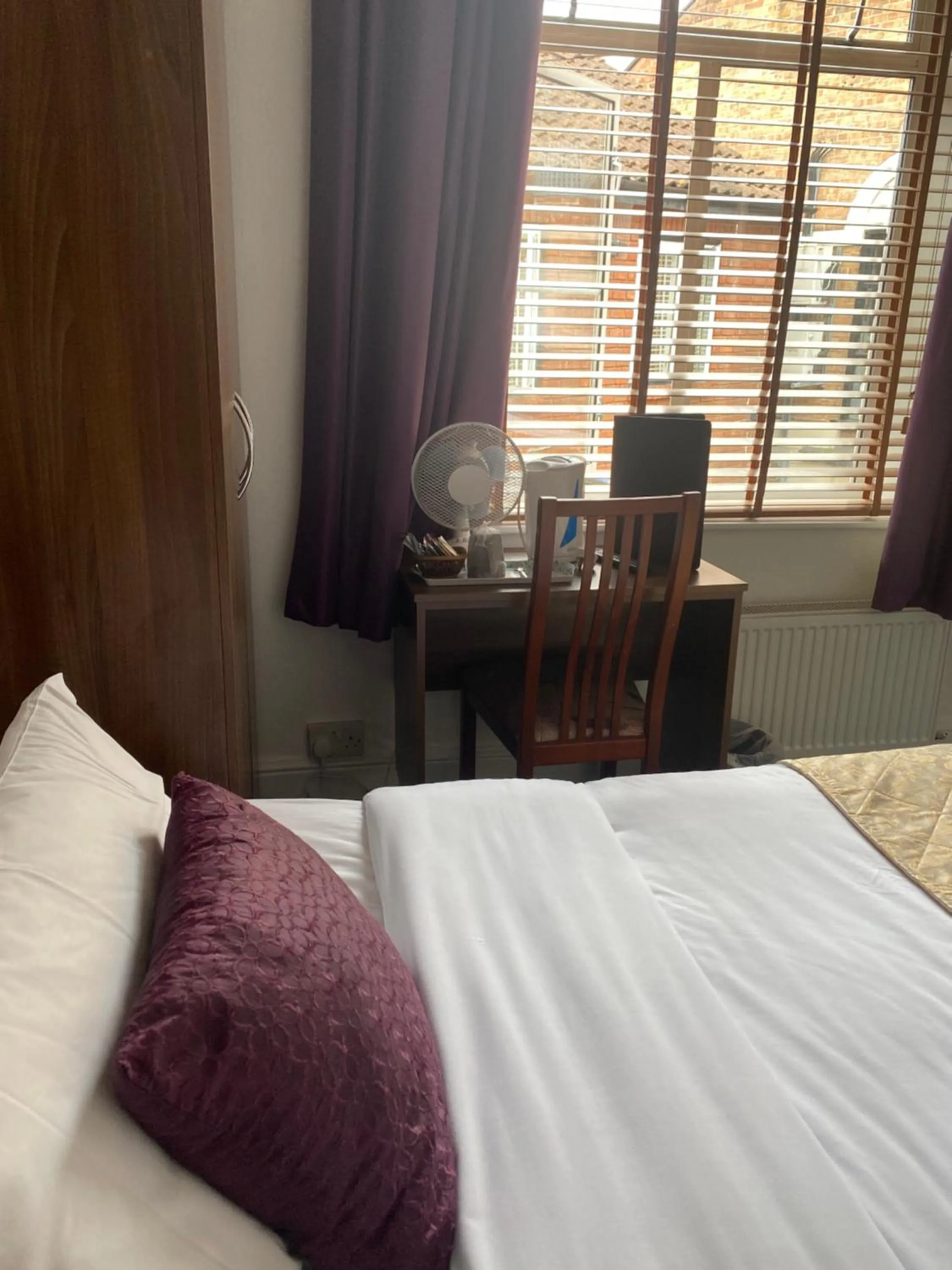 Coffee/tea facilities, Bed in The Tudor Hotel