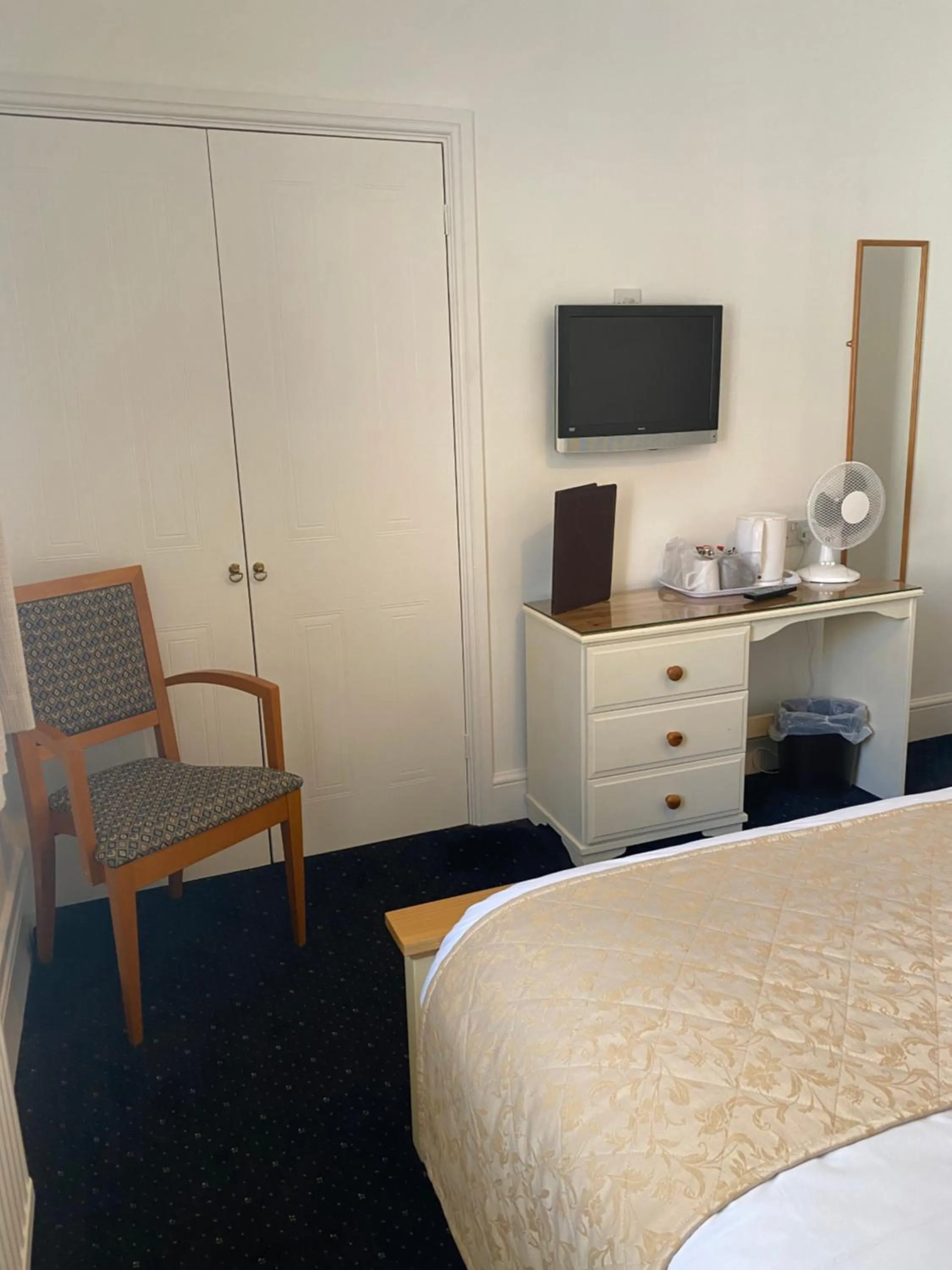 Bedroom, Bed in The Tudor Hotel