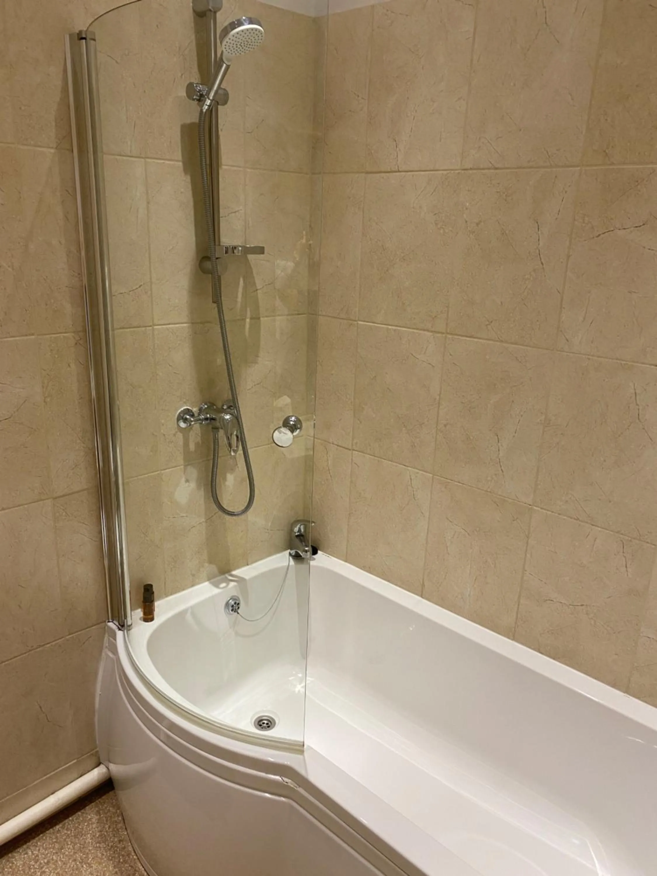 Shower in The Tudor Hotel