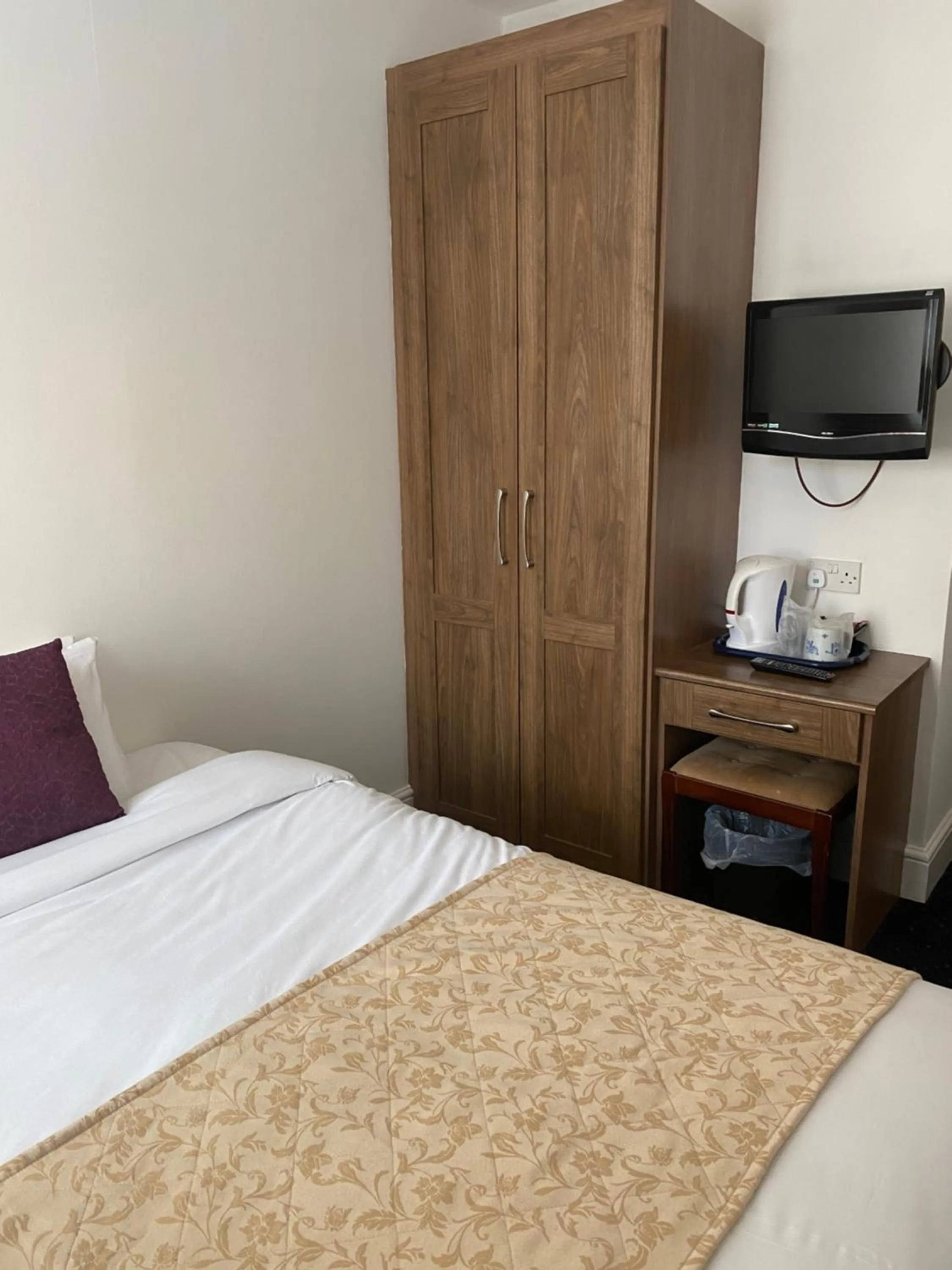 Bed in The Tudor Hotel