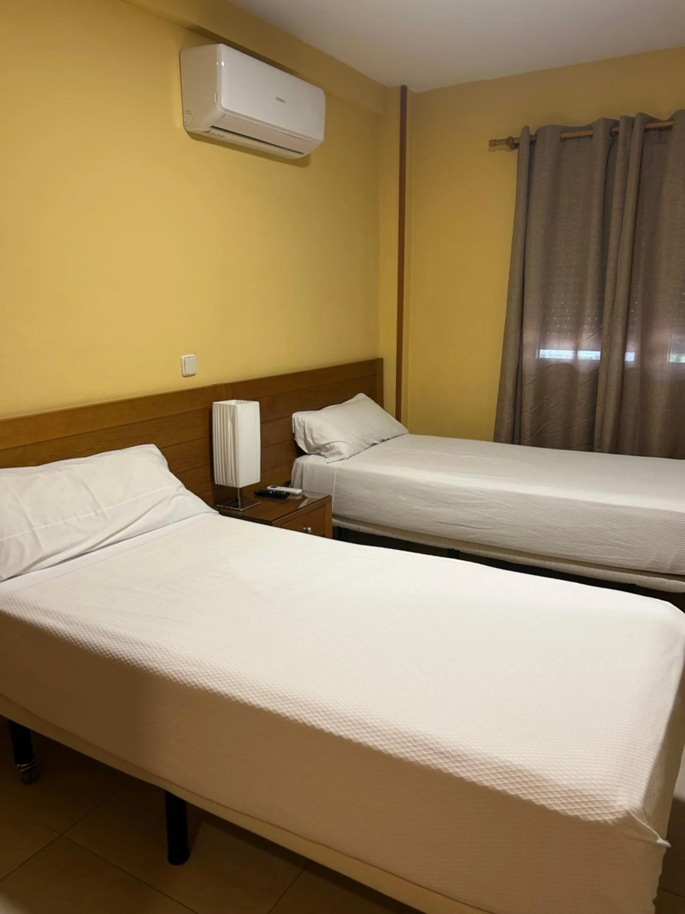 Bed in Hostal Aeropuerto