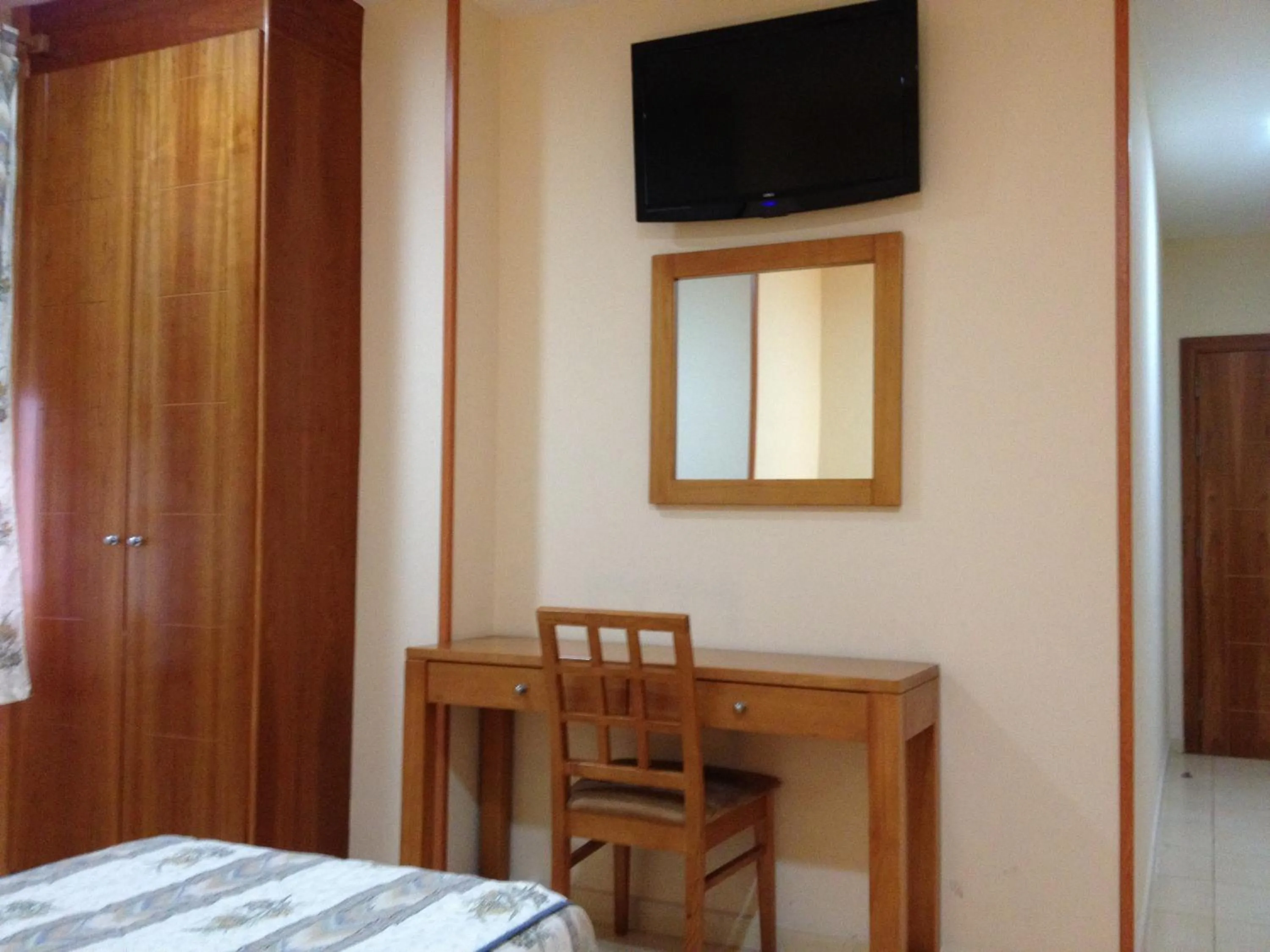 TV and multimedia, Bed in Hostal Aeropuerto