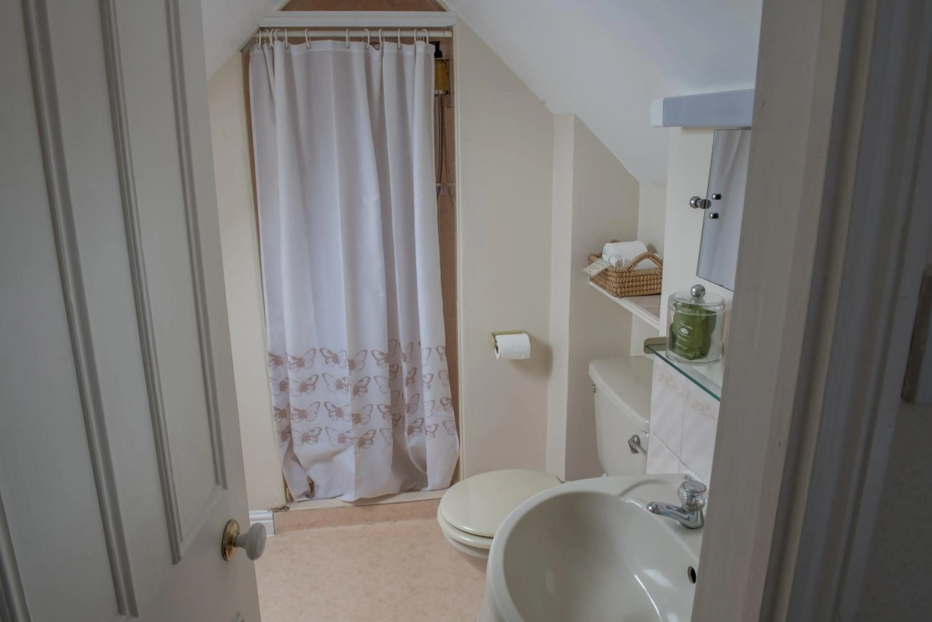 Shower in Toothbrush Rooms at Lattice Lodge - Guest Kitchen & EV Recharging