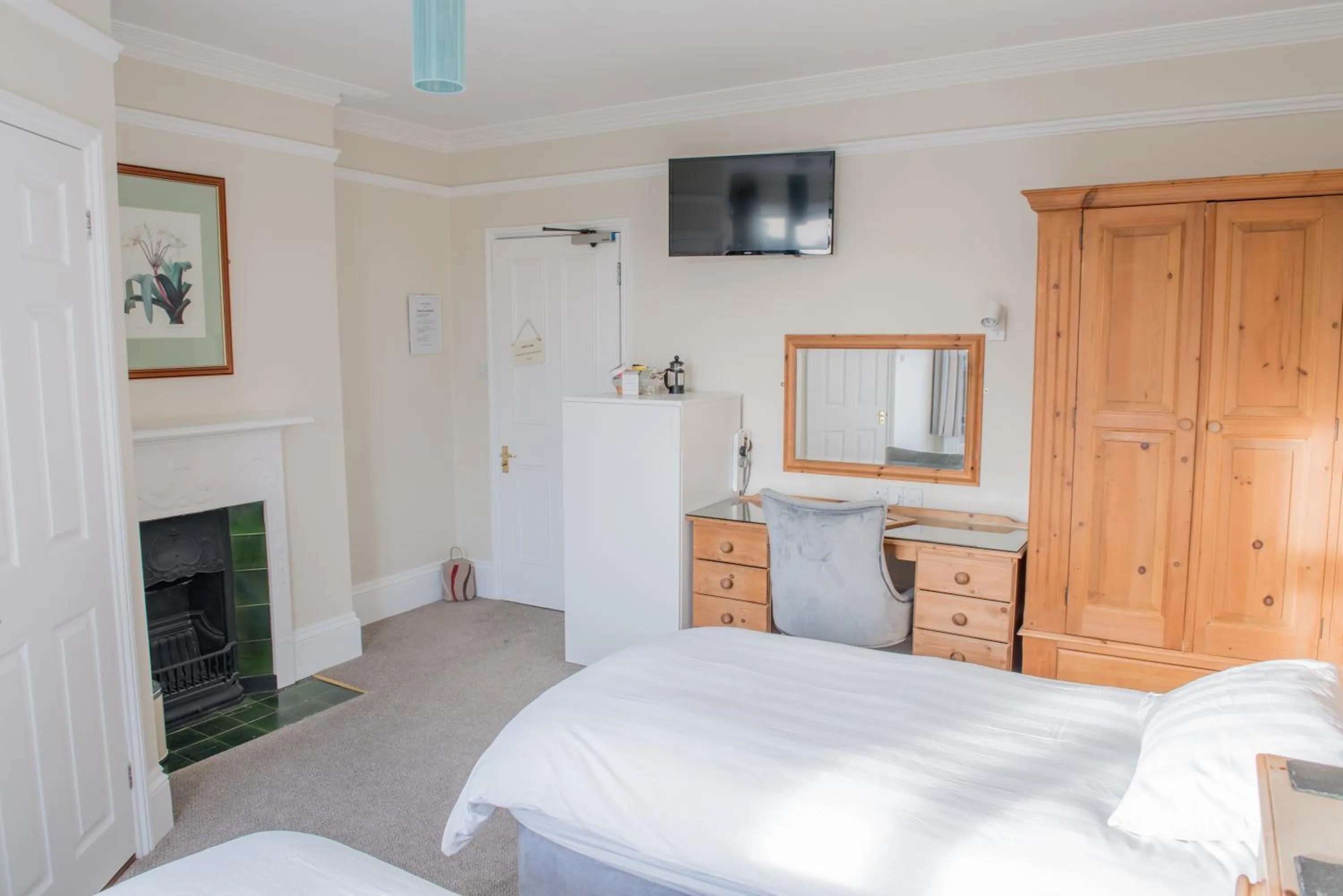 Bed in Toothbrush Rooms at Lattice Lodge - Guest Kitchen & EV Recharging