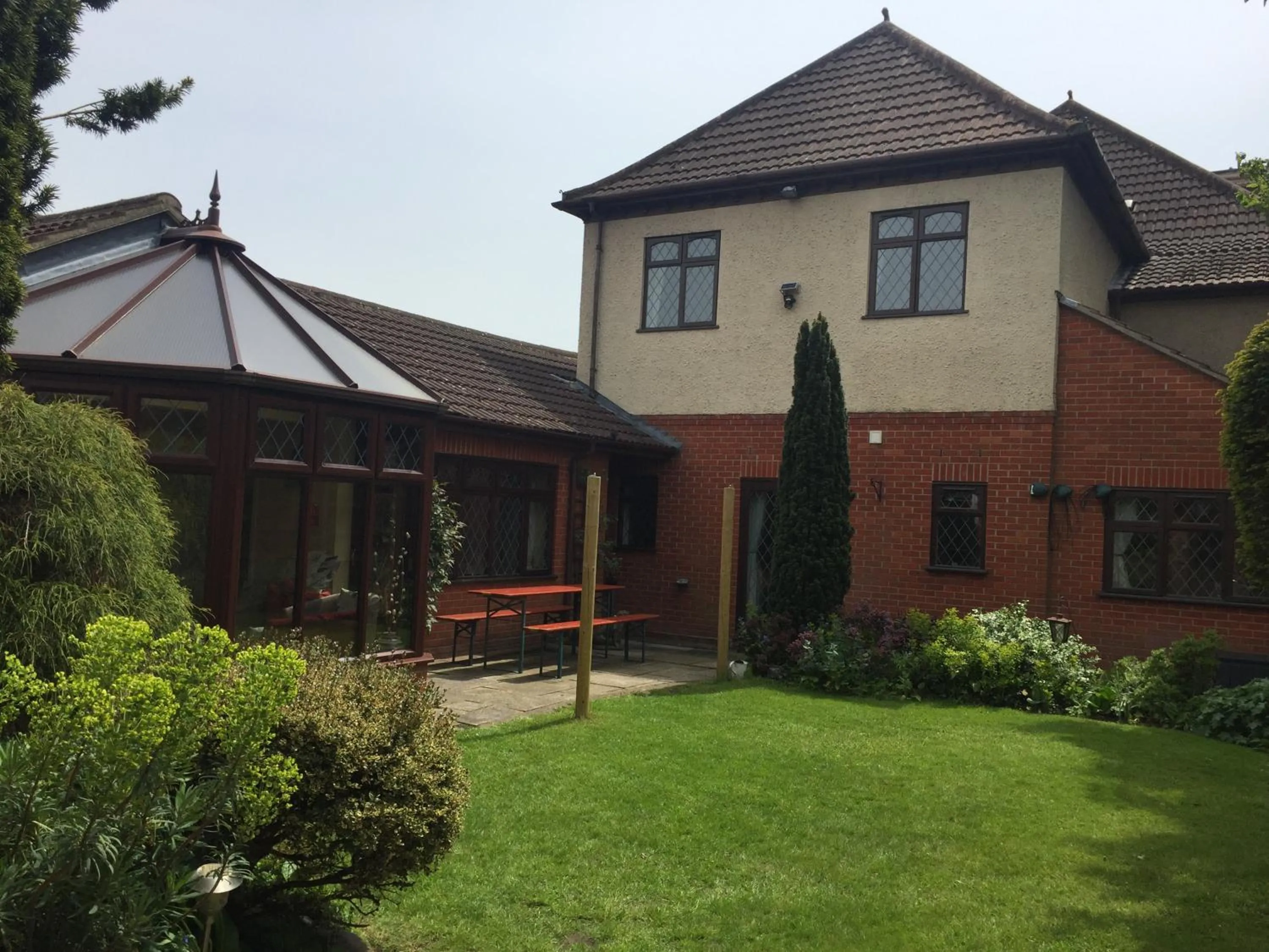 Toothbrush Rooms at Lattice Lodge - Guest Kitchen & EV Recharging
