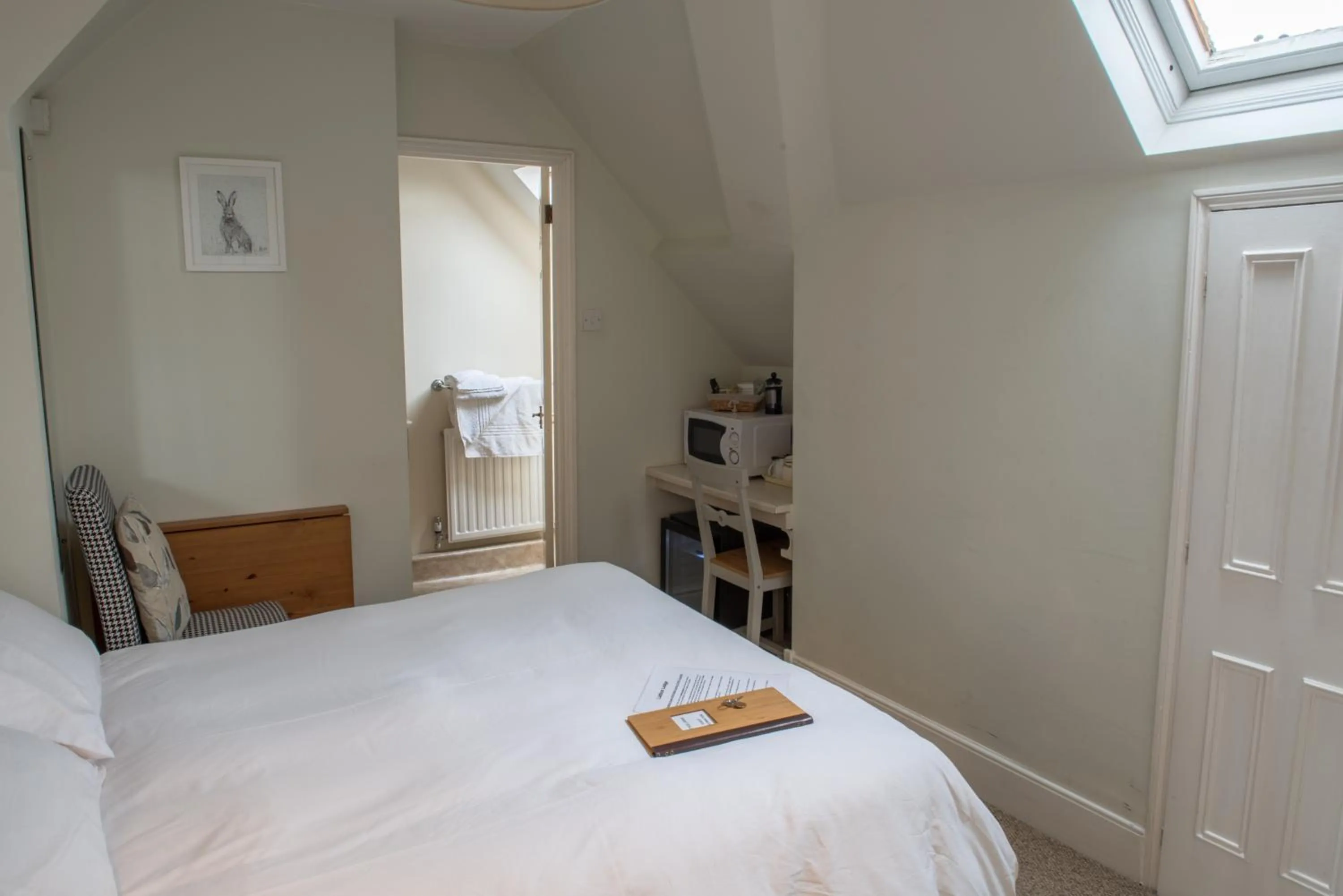 Dining area, Bed in Toothbrush Rooms at Lattice Lodge - Guest Kitchen & EV Recharging