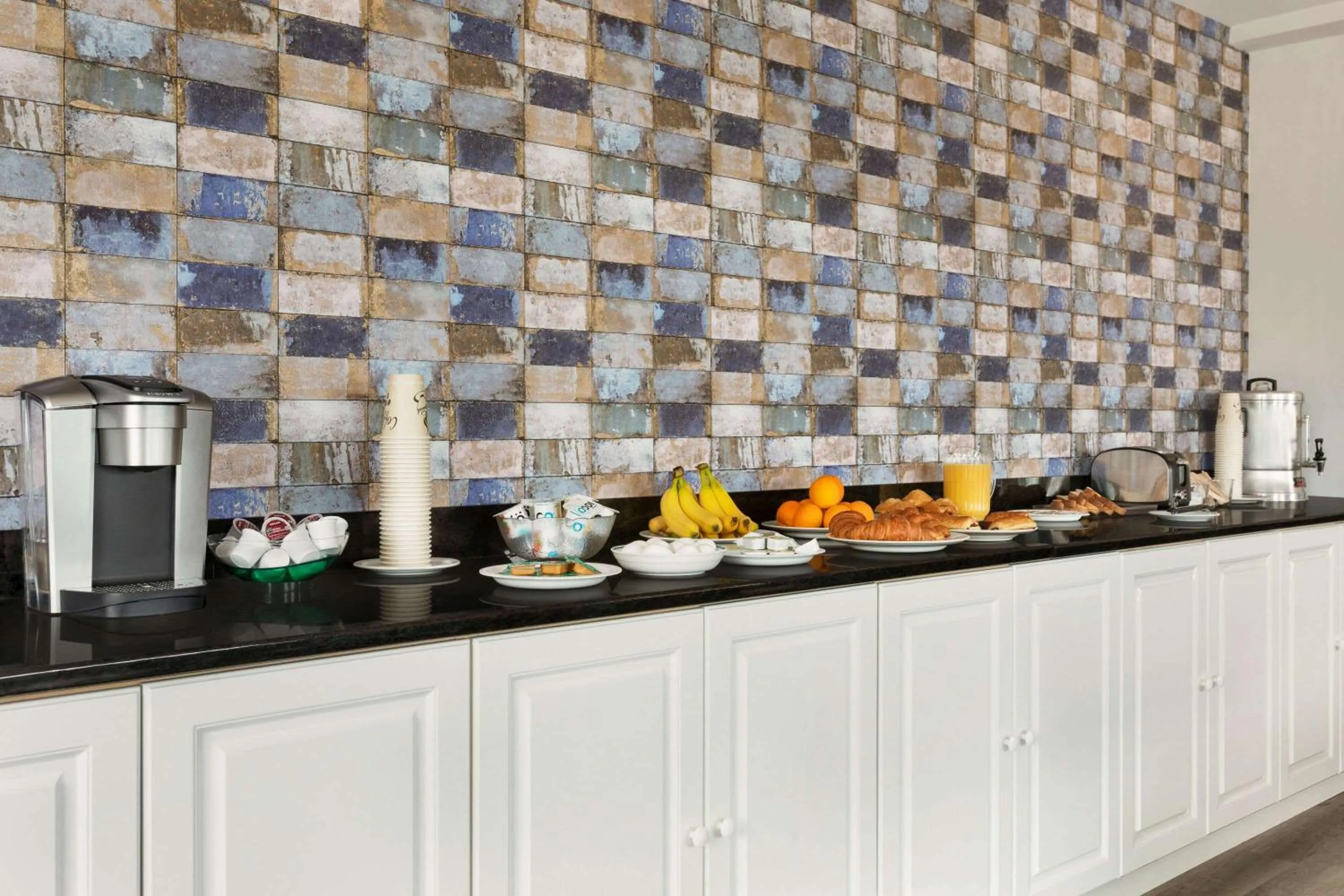 Restaurant/places to eat in Travelodge by Wyndham Rigaud