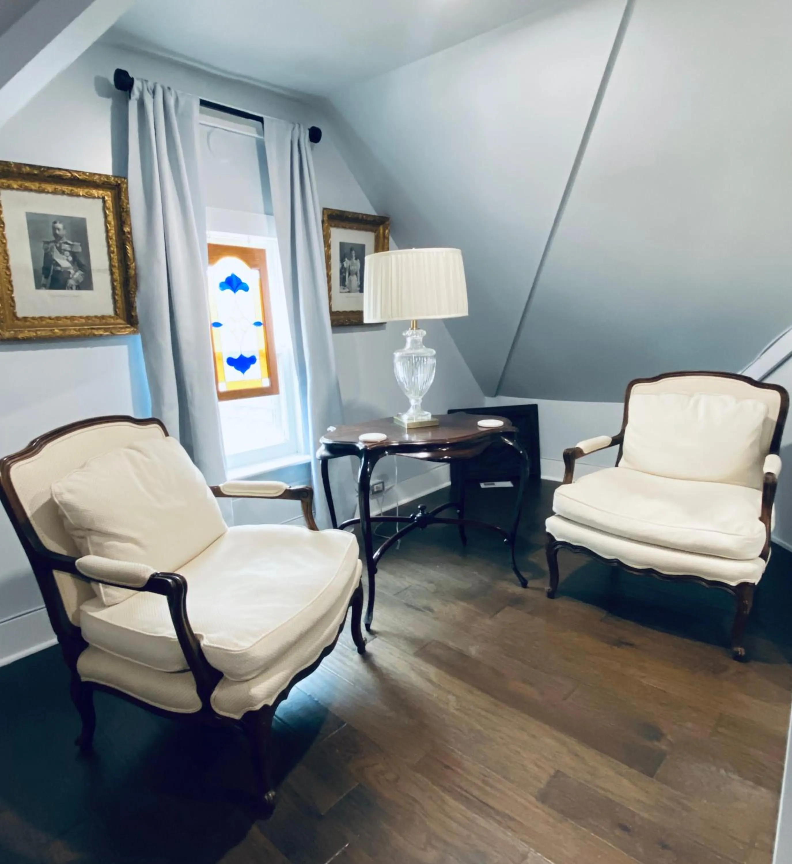 Seating area in 1000 Islands Bed and Breakfast-The Bulloch House