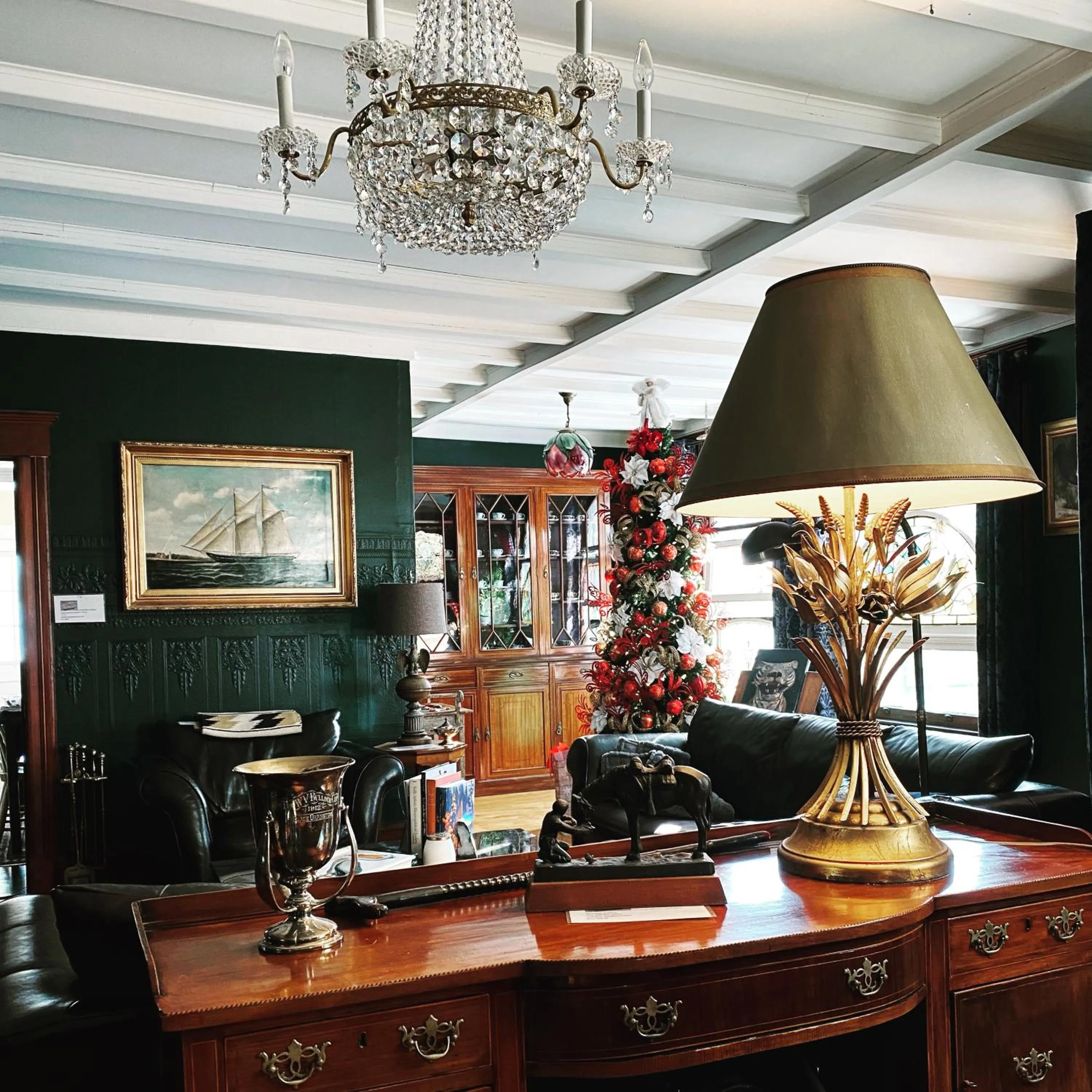 Communal lounge/ TV room in 1000 Islands Bed and Breakfast-The Bulloch House