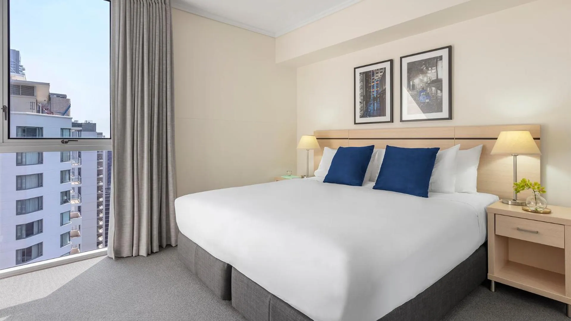 Bed in Oaks Brisbane Festival Suites