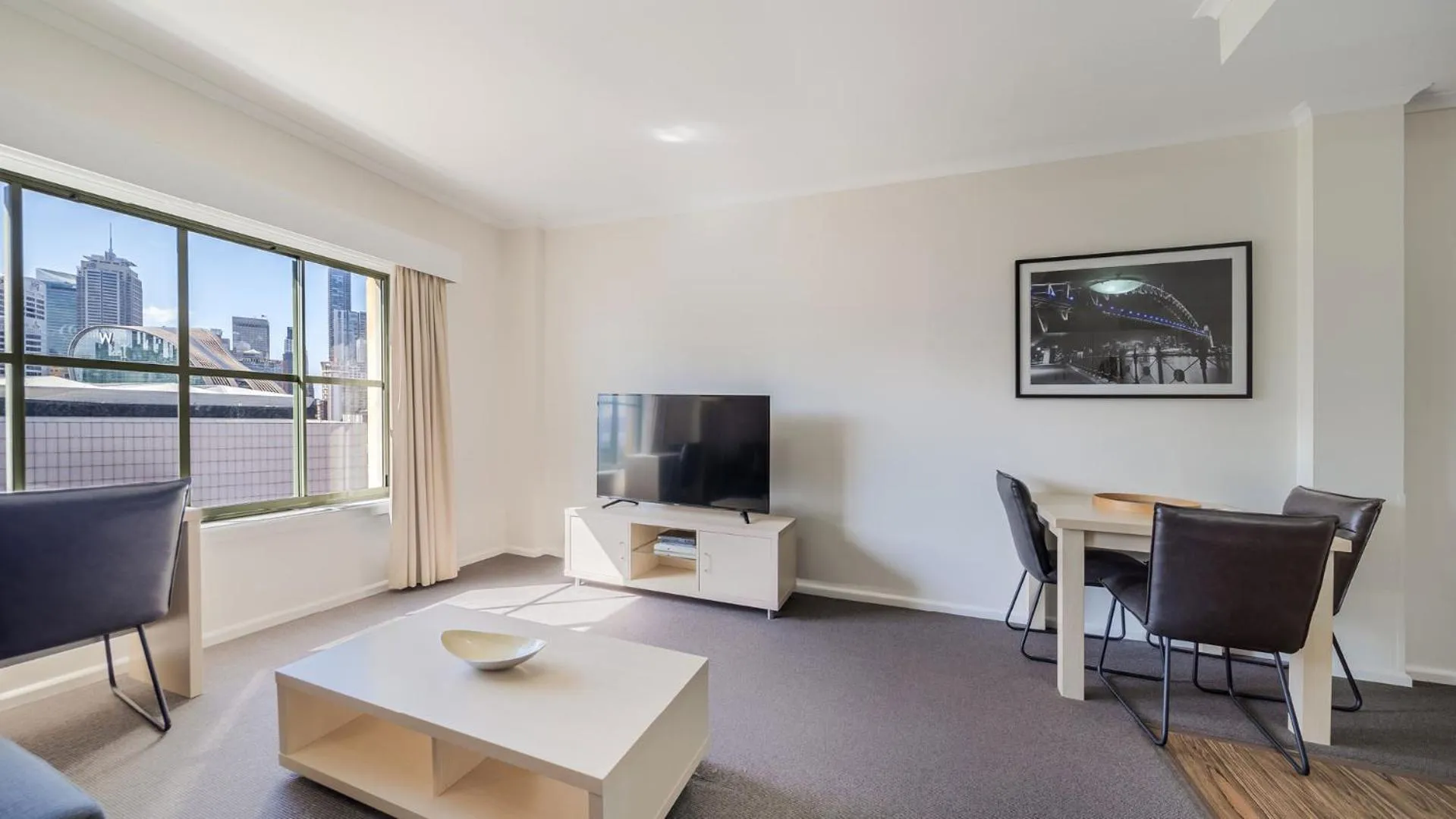 TV and multimedia in Oaks Sydney Goldsbrough Suites