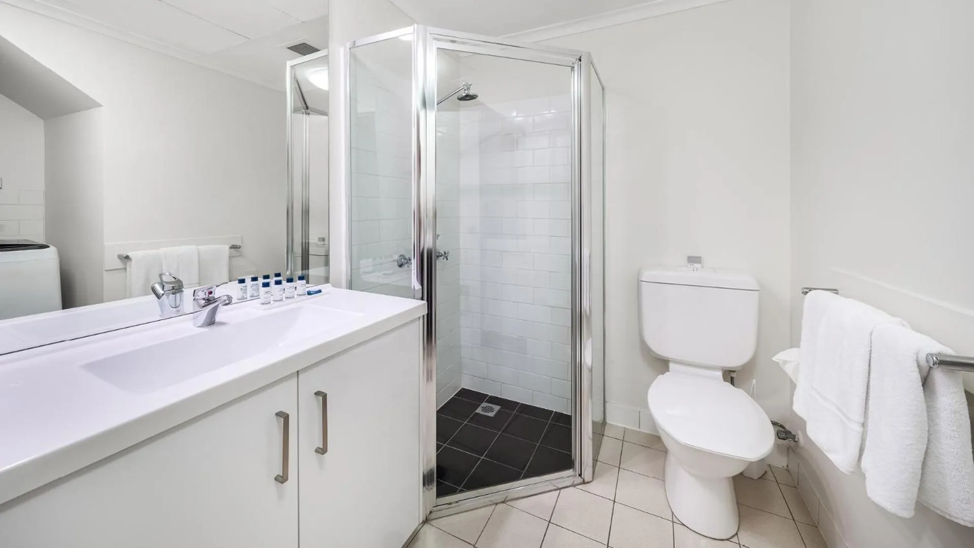 Shower in Oaks Sydney Goldsbrough Suites