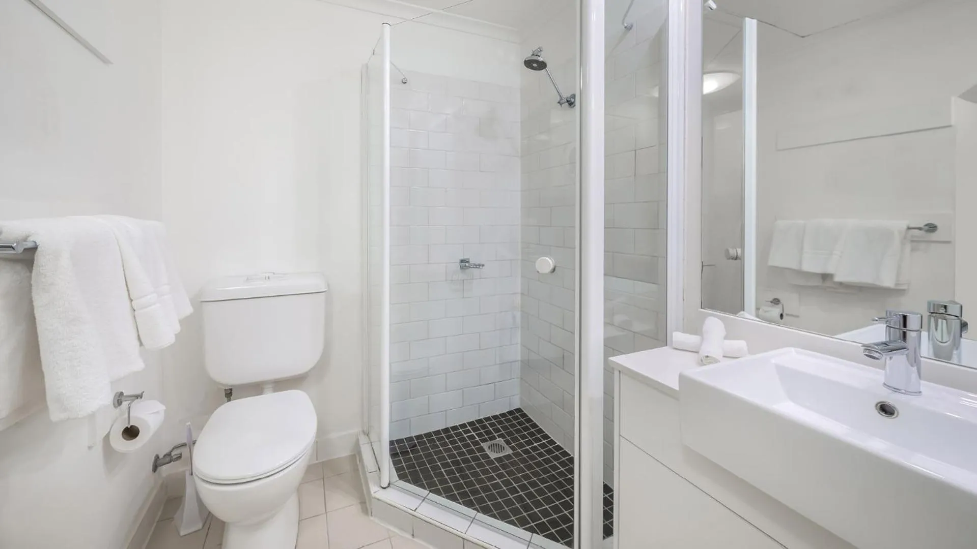 Shower in Oaks Sydney Goldsbrough Suites