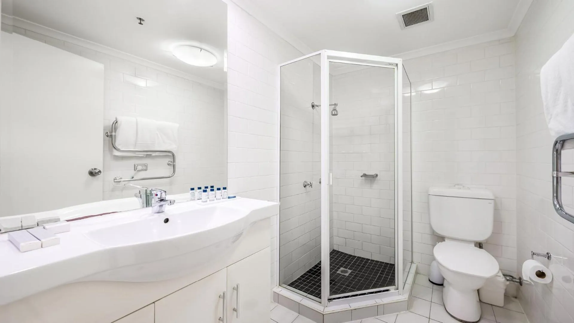 Shower in Oaks Sydney Goldsbrough Suites