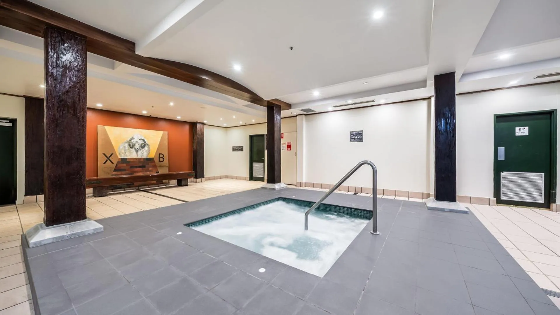 Hot Tub in Oaks Sydney Goldsbrough Suites