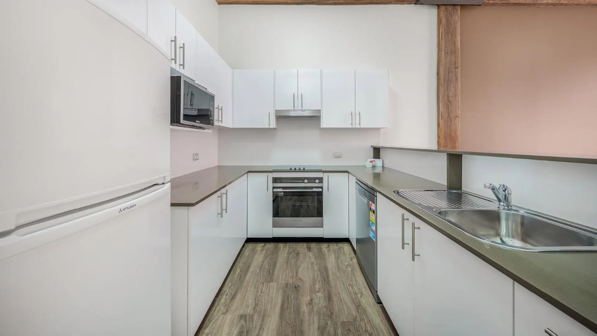 Kitchen or kitchenette in Oaks Sydney Goldsbrough Suites