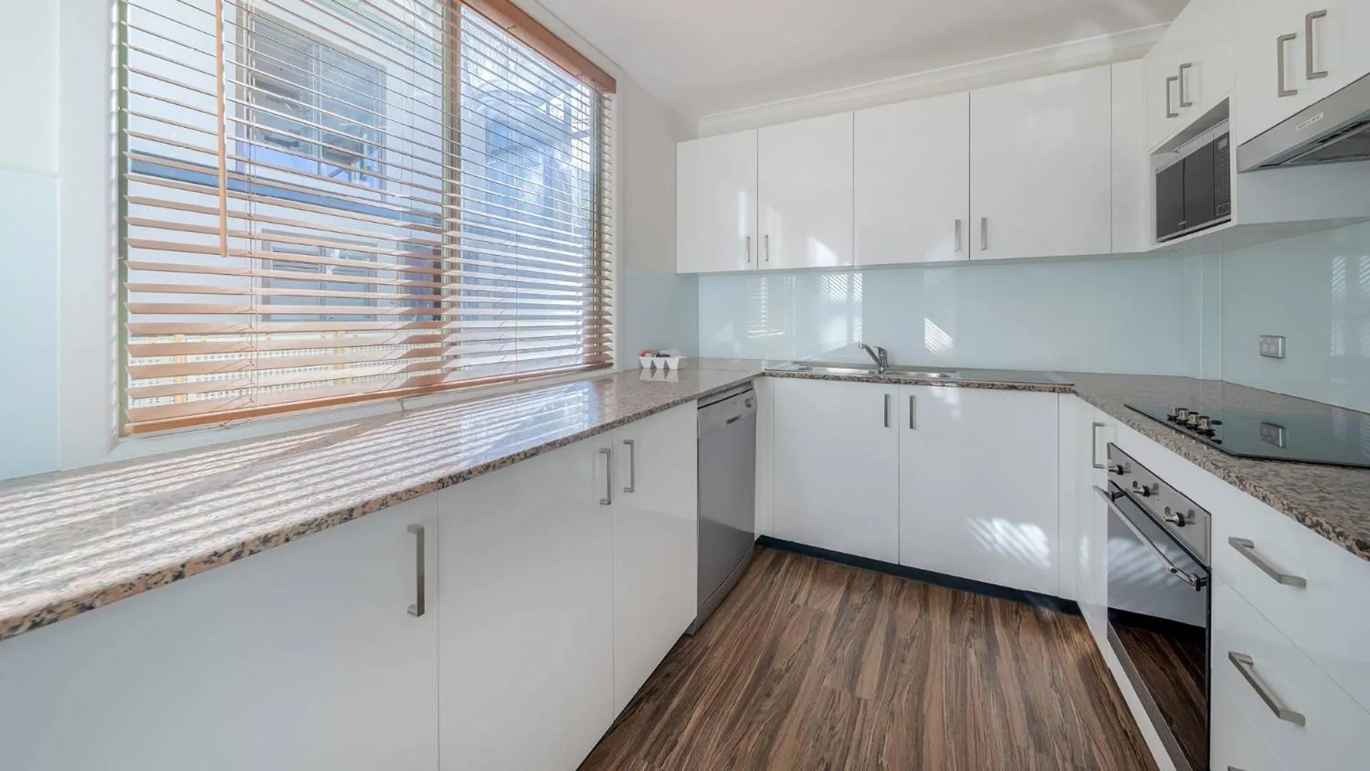 Kitchen or kitchenette in Oaks Sydney Goldsbrough Suites