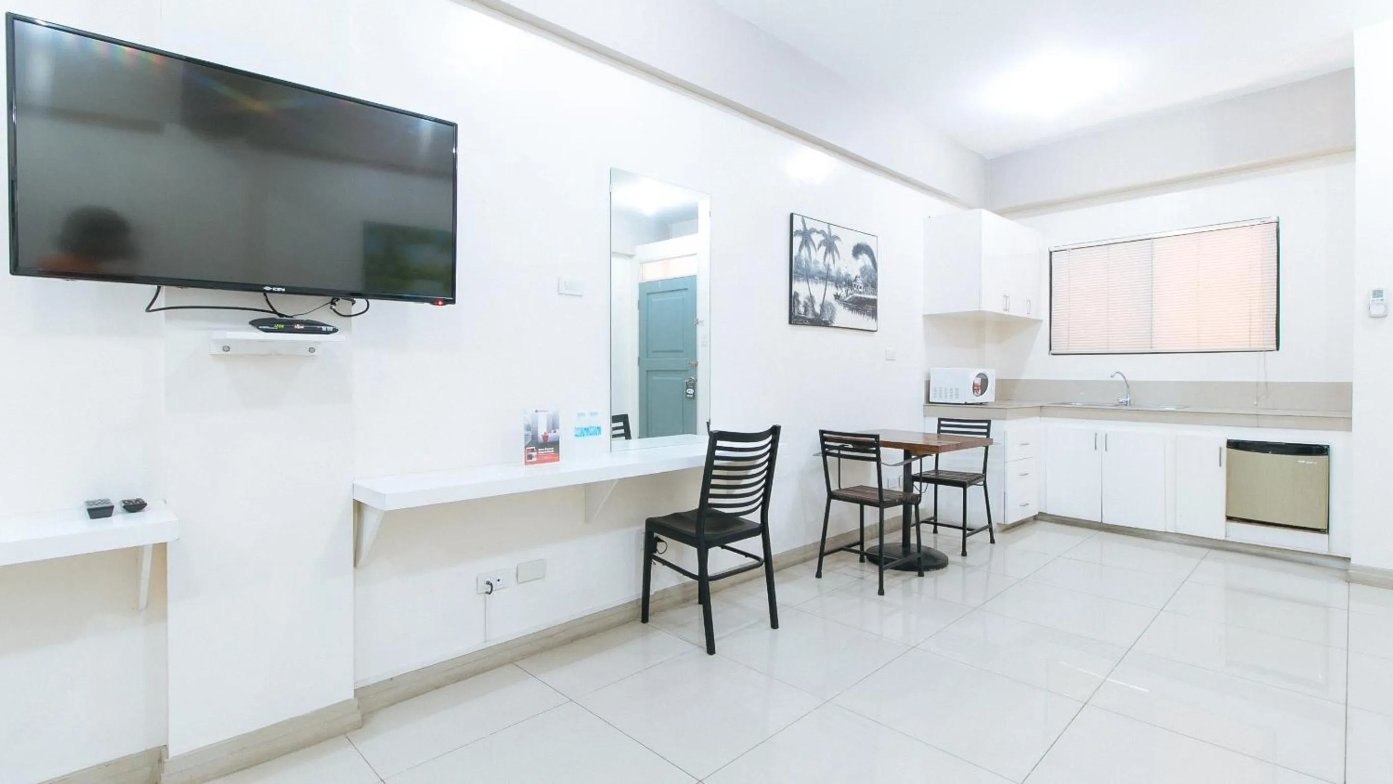 TV and multimedia in RedDoorz near Pasay Taft