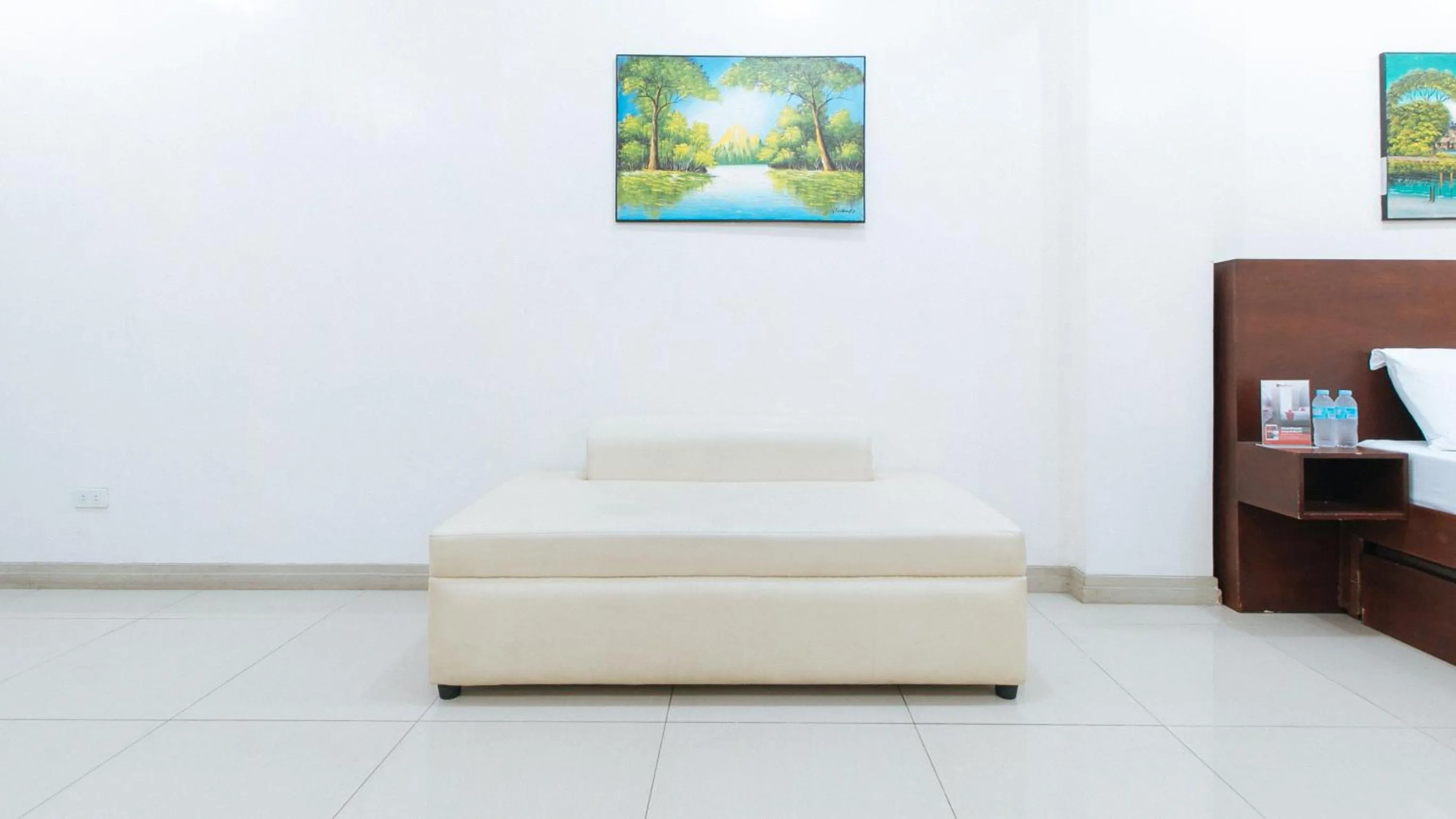 Seating area in RedDoorz near Pasay Taft