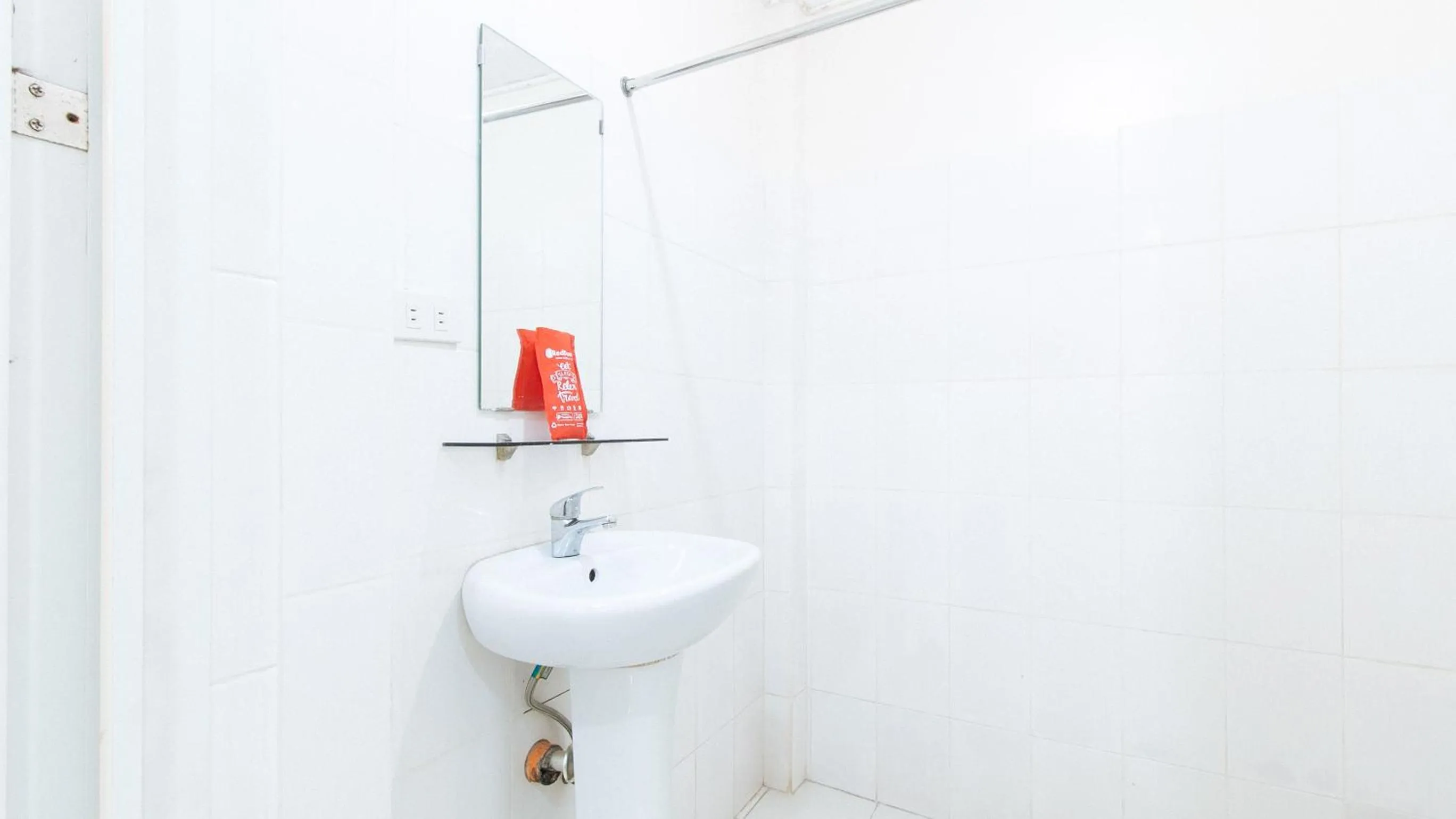 Bathroom in RedDoorz near Pasay Taft