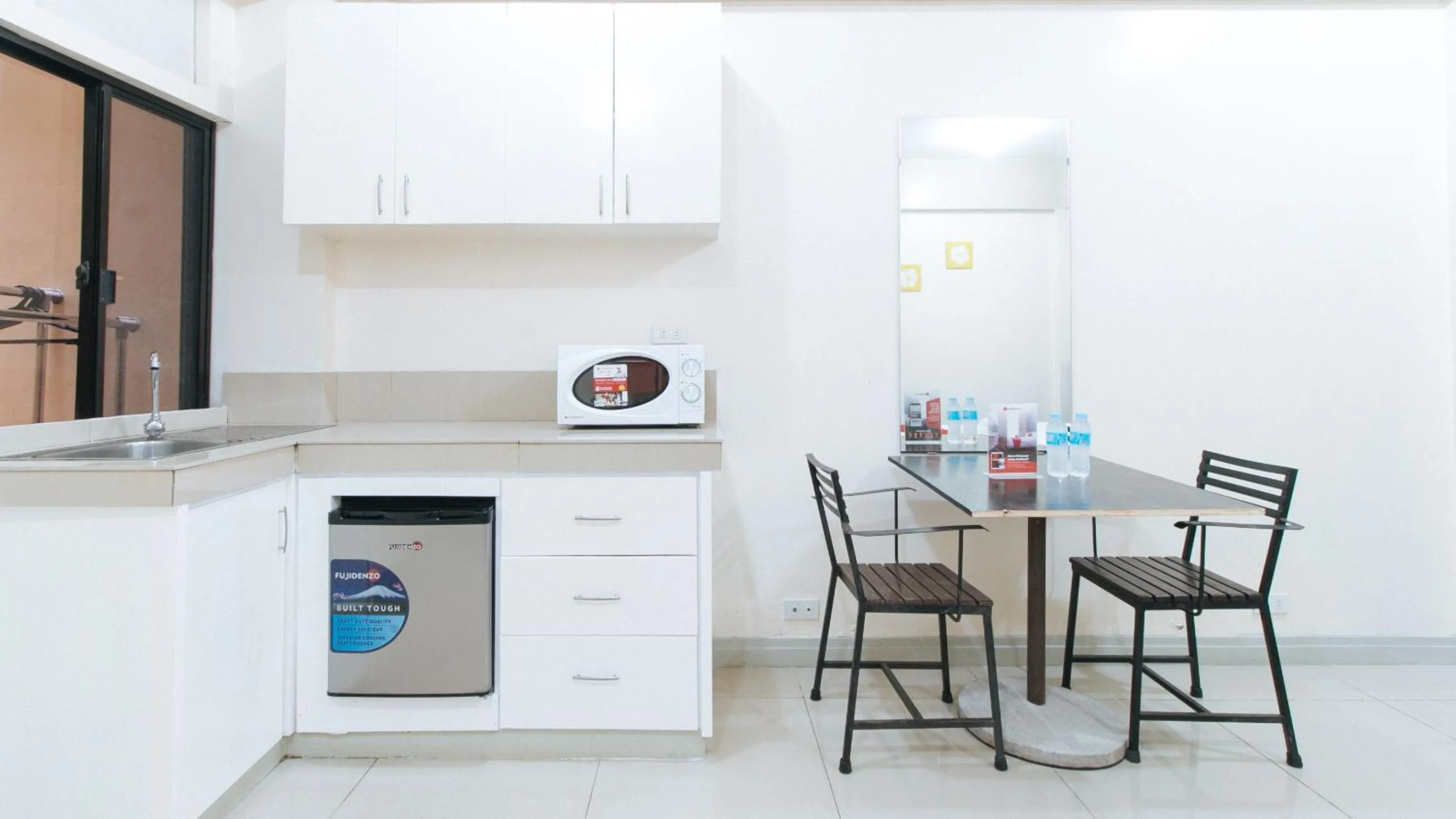 Kitchen or kitchenette in RedDoorz near Pasay Taft