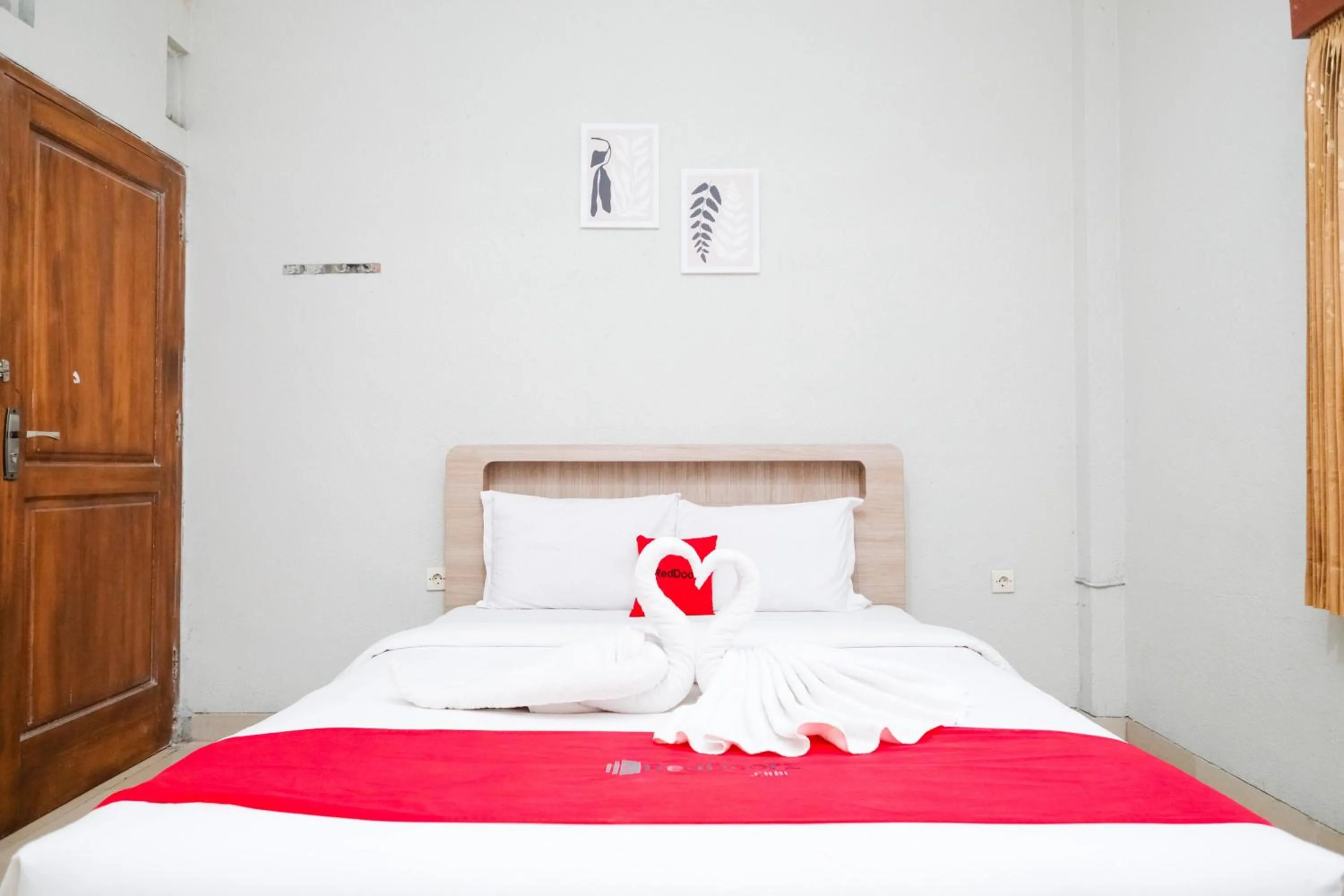 Bedroom, Bed in RedDoorz near Taman Rekreasi Selecta