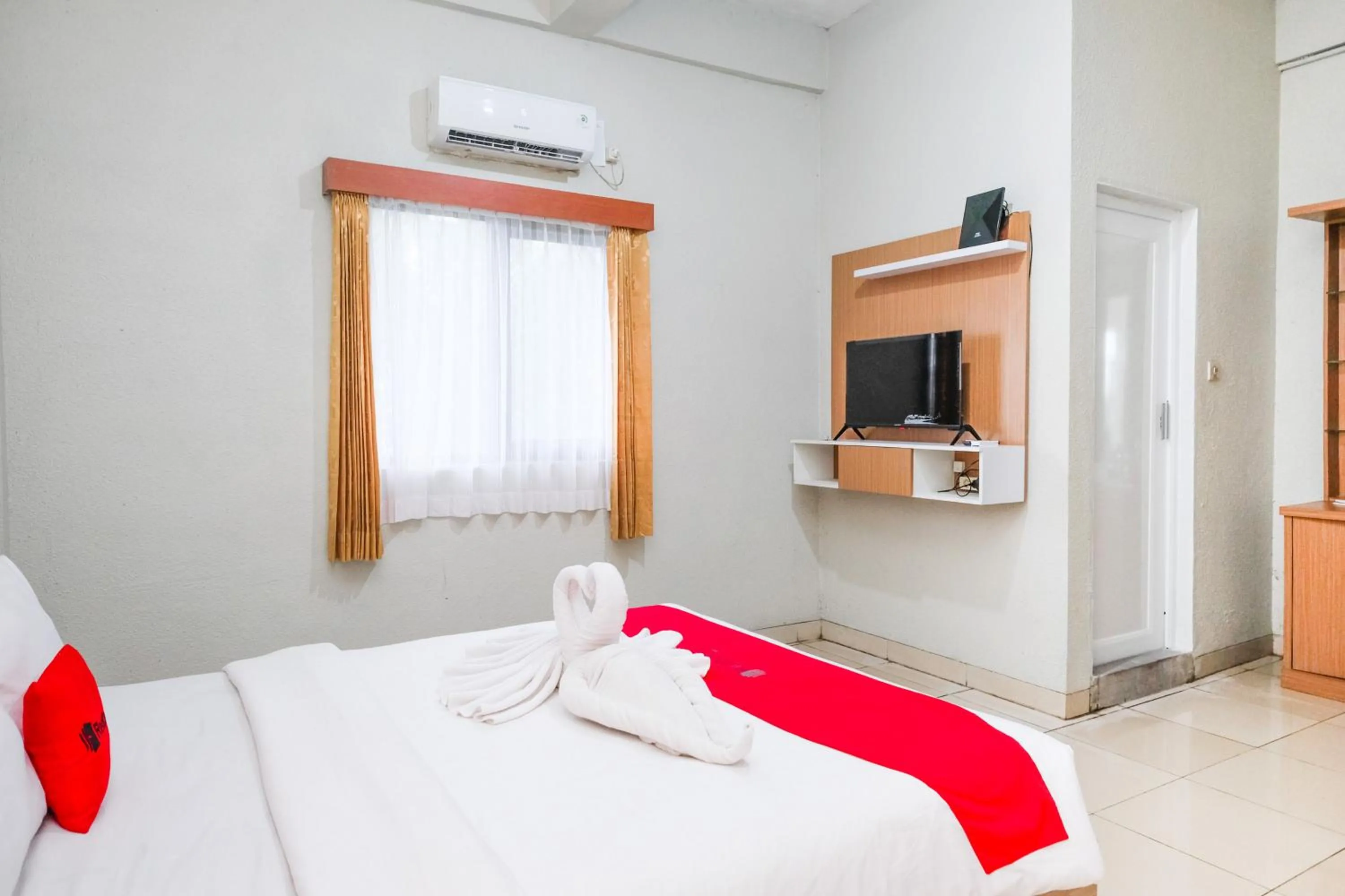 Bedroom, Bed in RedDoorz near Taman Rekreasi Selecta