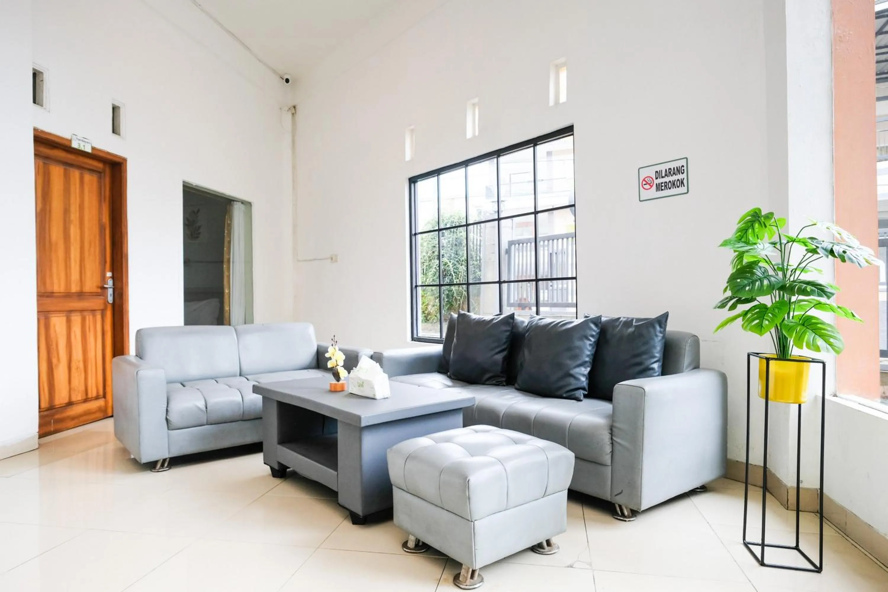 Seating area in RedDoorz near Taman Rekreasi Selecta