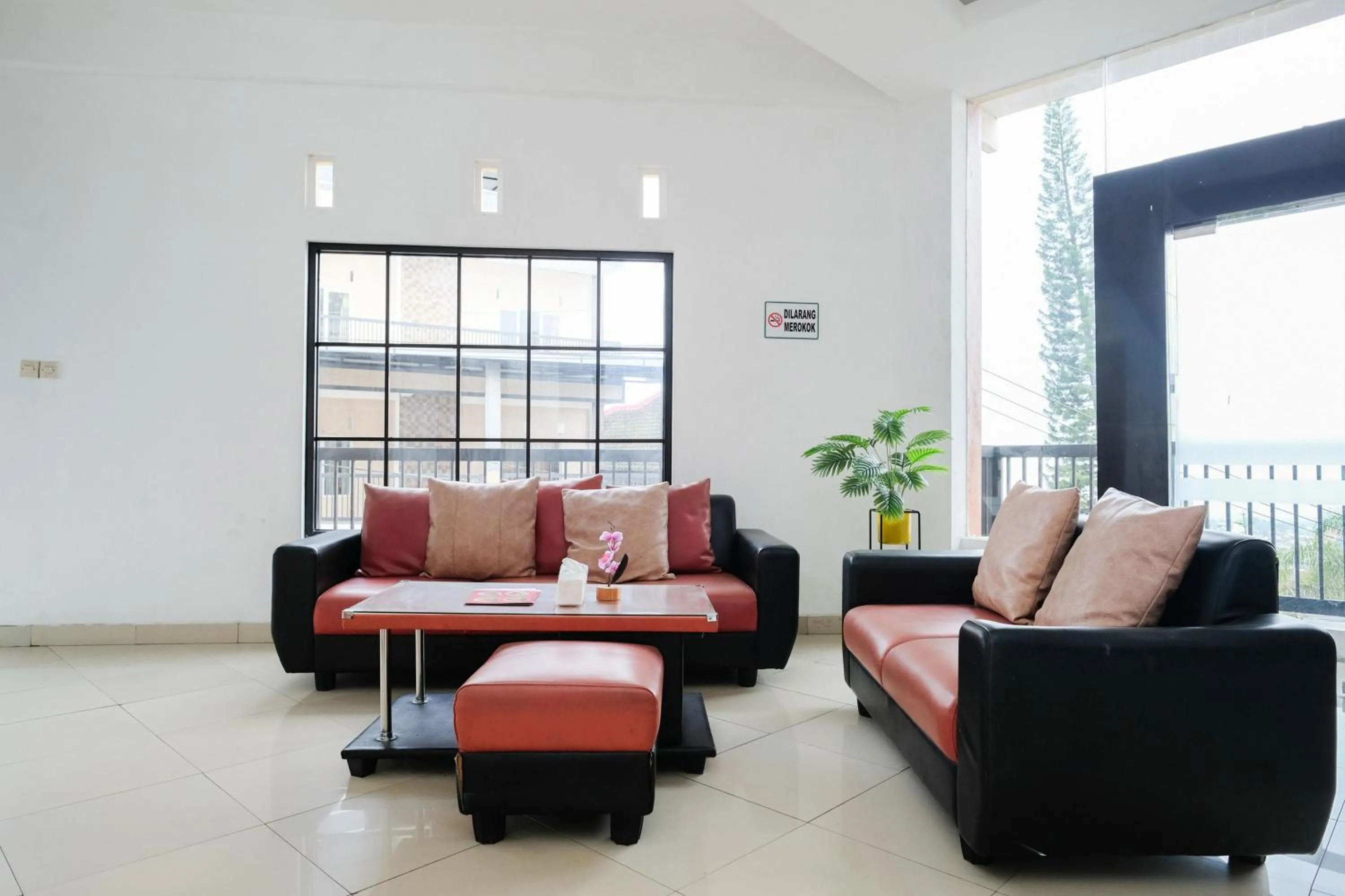 Seating area in RedDoorz near Taman Rekreasi Selecta