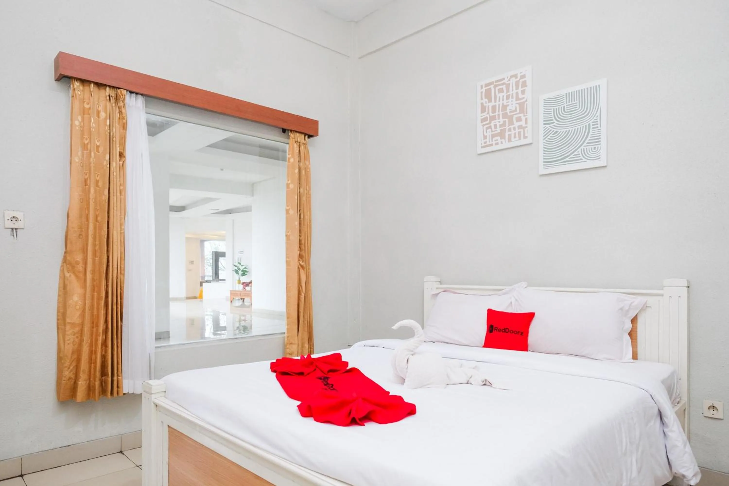 Bedroom, Bed in RedDoorz near Taman Rekreasi Selecta