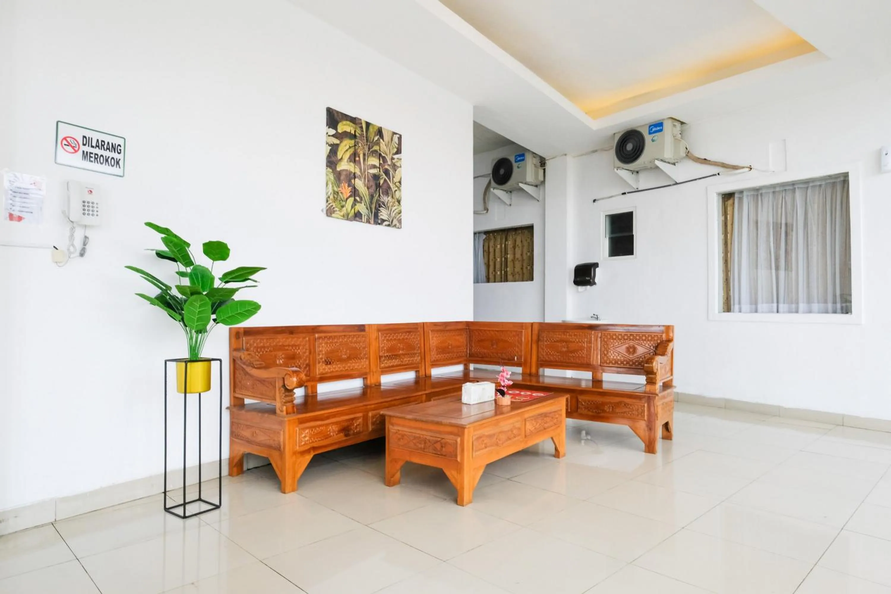 Seating area in RedDoorz near Taman Rekreasi Selecta