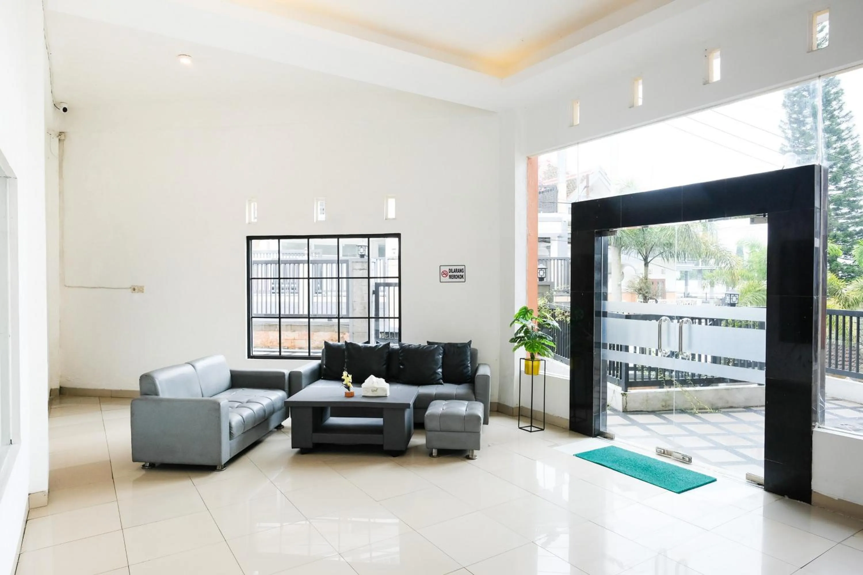 Seating area in RedDoorz near Taman Rekreasi Selecta