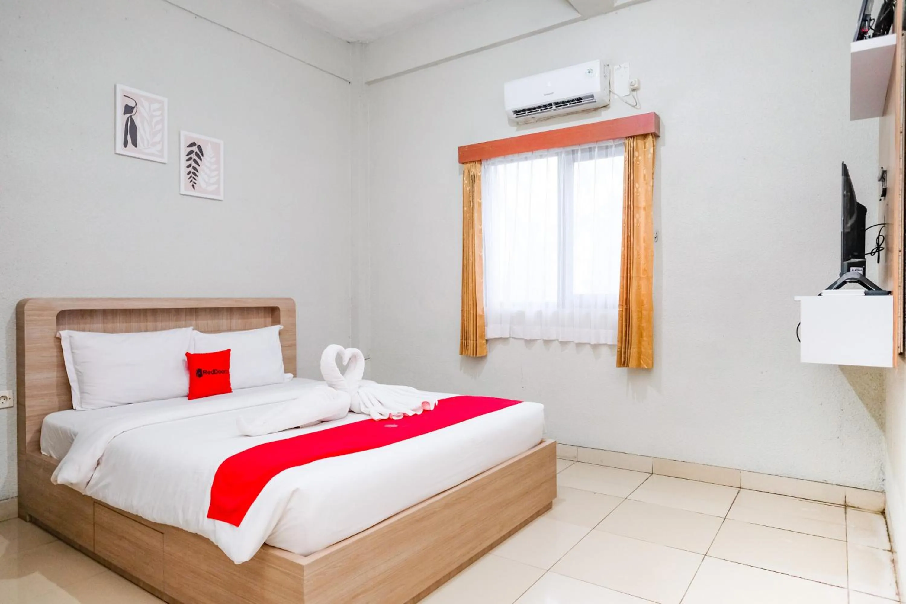 Bedroom, Bed in RedDoorz near Taman Rekreasi Selecta