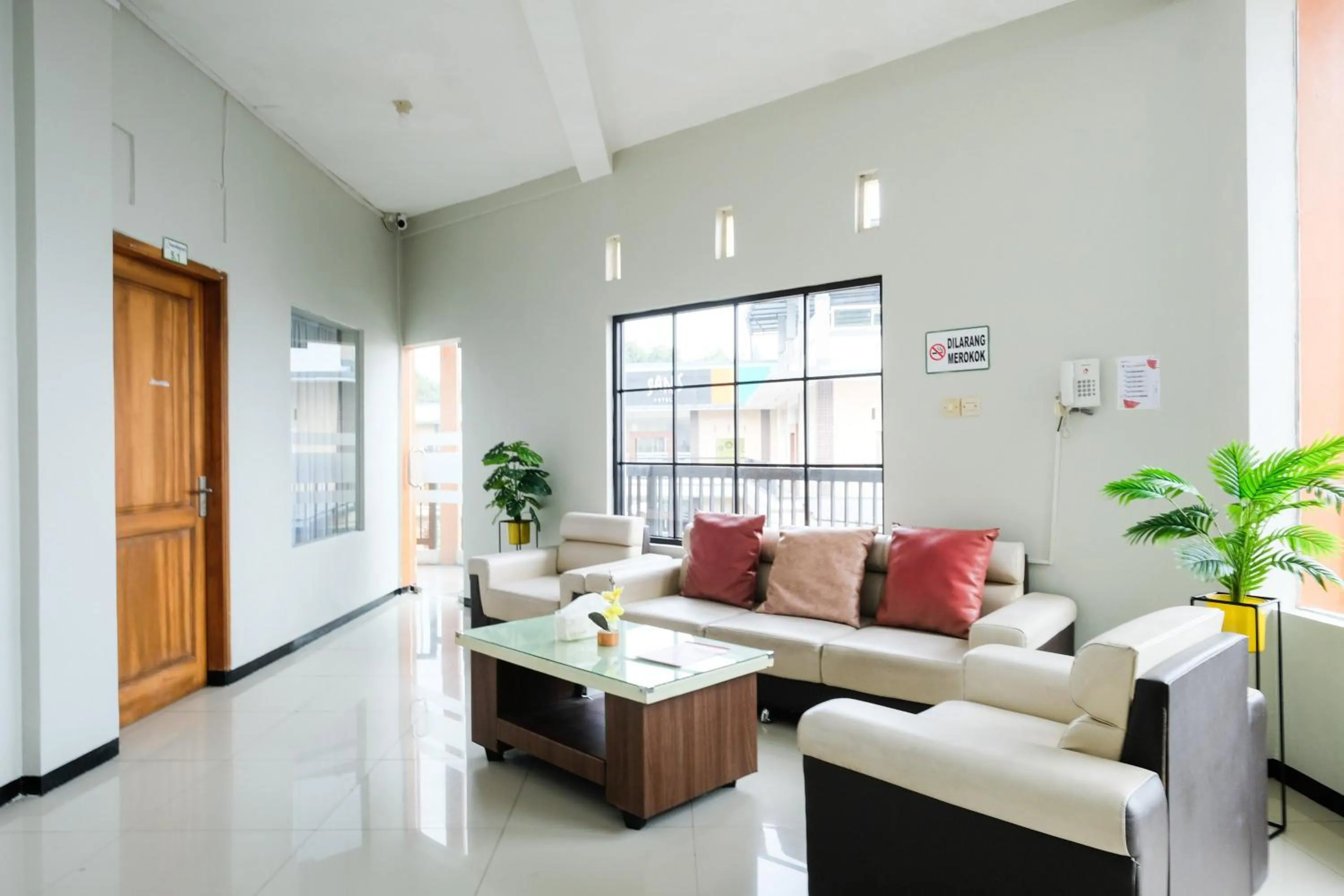 Seating area in RedDoorz near Taman Rekreasi Selecta