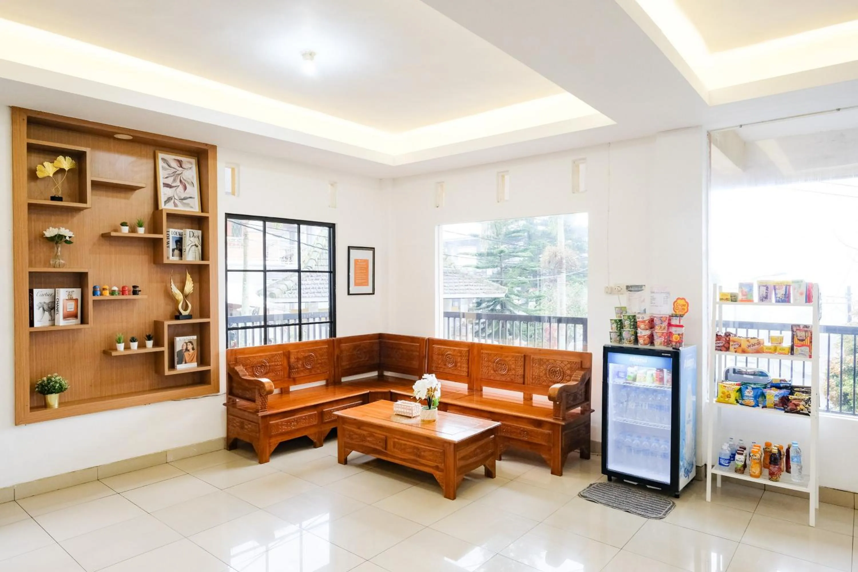 Seating area in RedDoorz near Taman Rekreasi Selecta