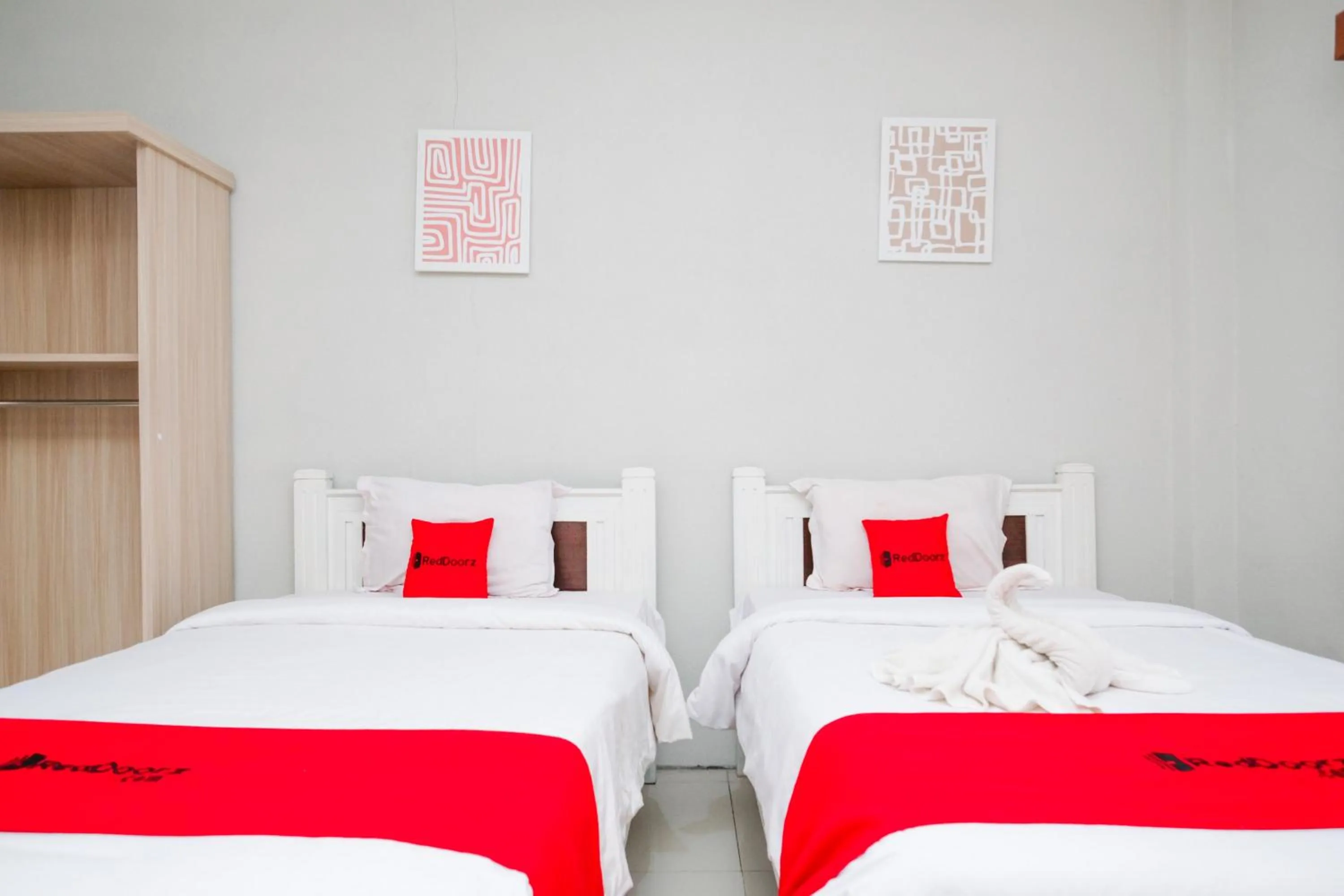 Bedroom, Bed in RedDoorz near Taman Rekreasi Selecta