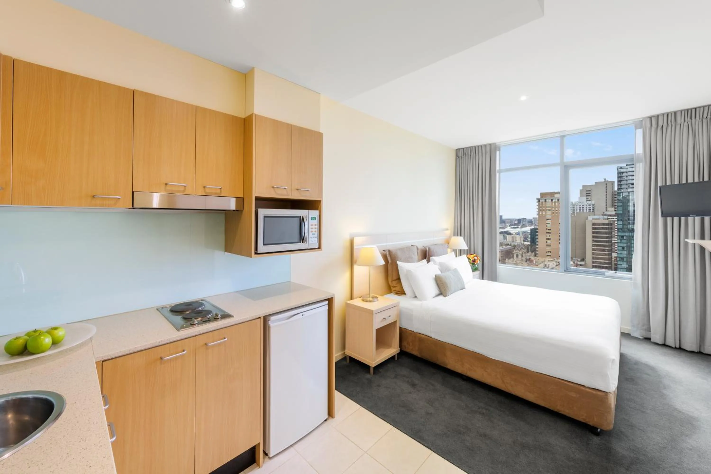 Kitchen or kitchenette, Bed in Oaks Melbourne on Lonsdale Suites