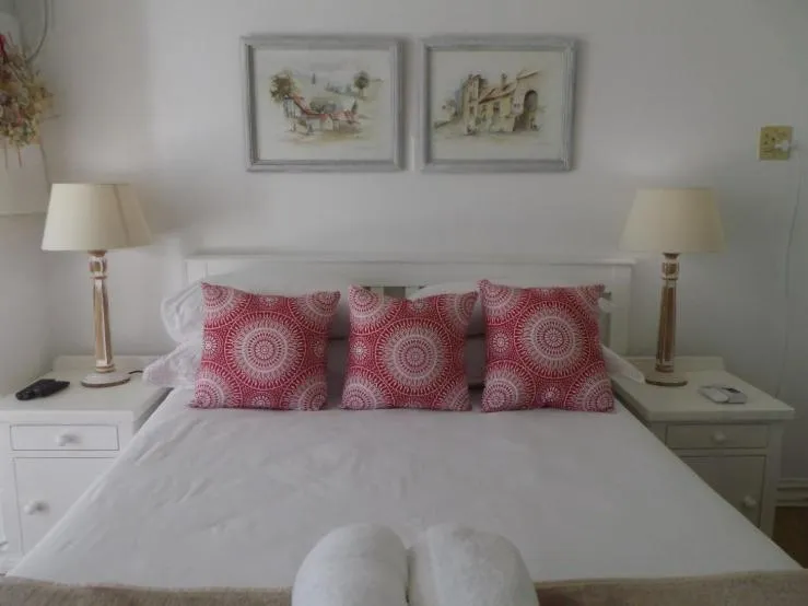 Bed in Breeze Inn Guesthouse