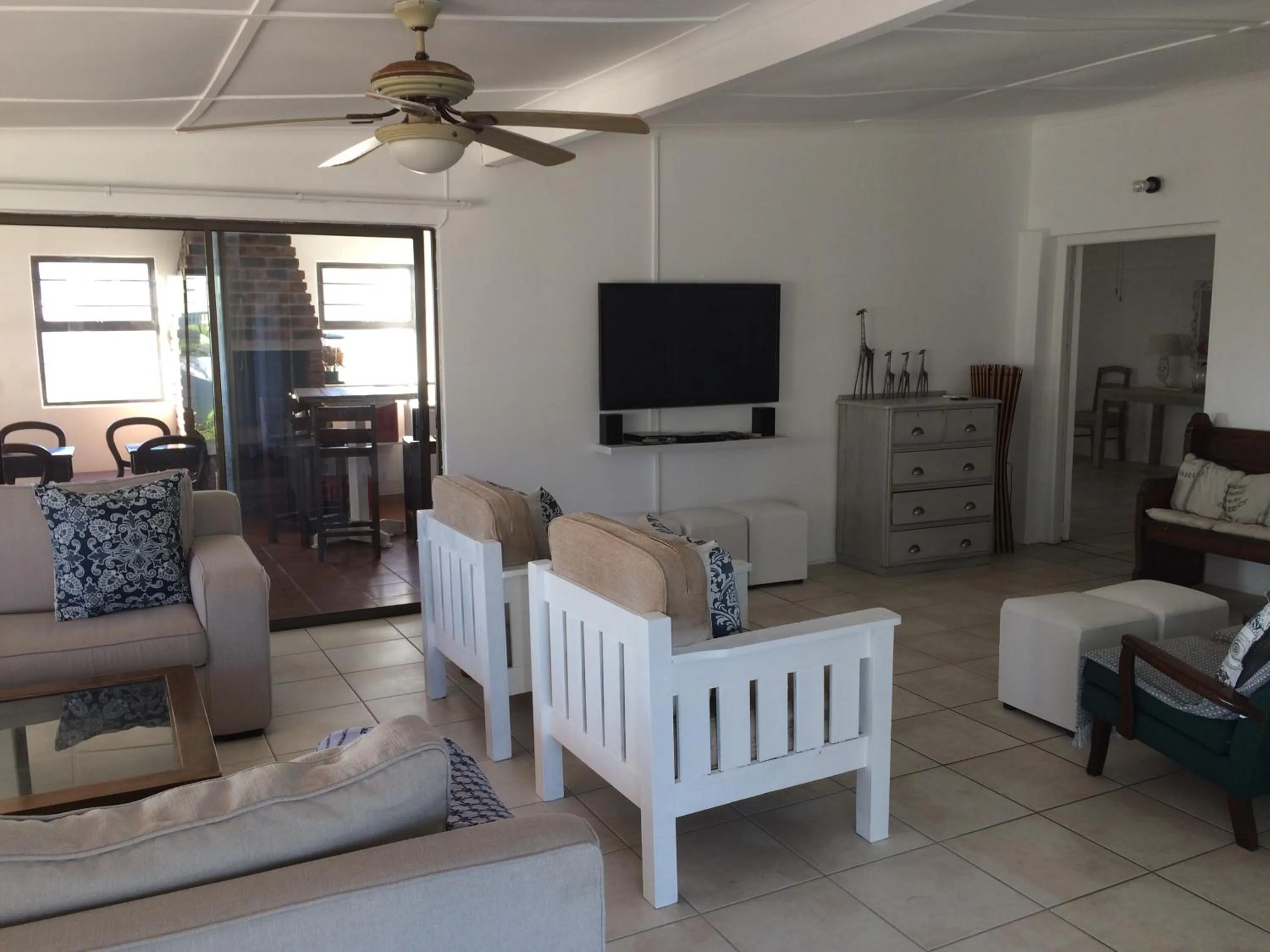 Living room in Breeze Inn Guesthouse