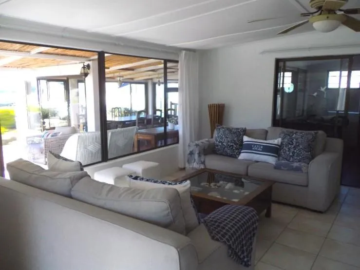 Communal lounge/ TV room in Breeze Inn Guesthouse