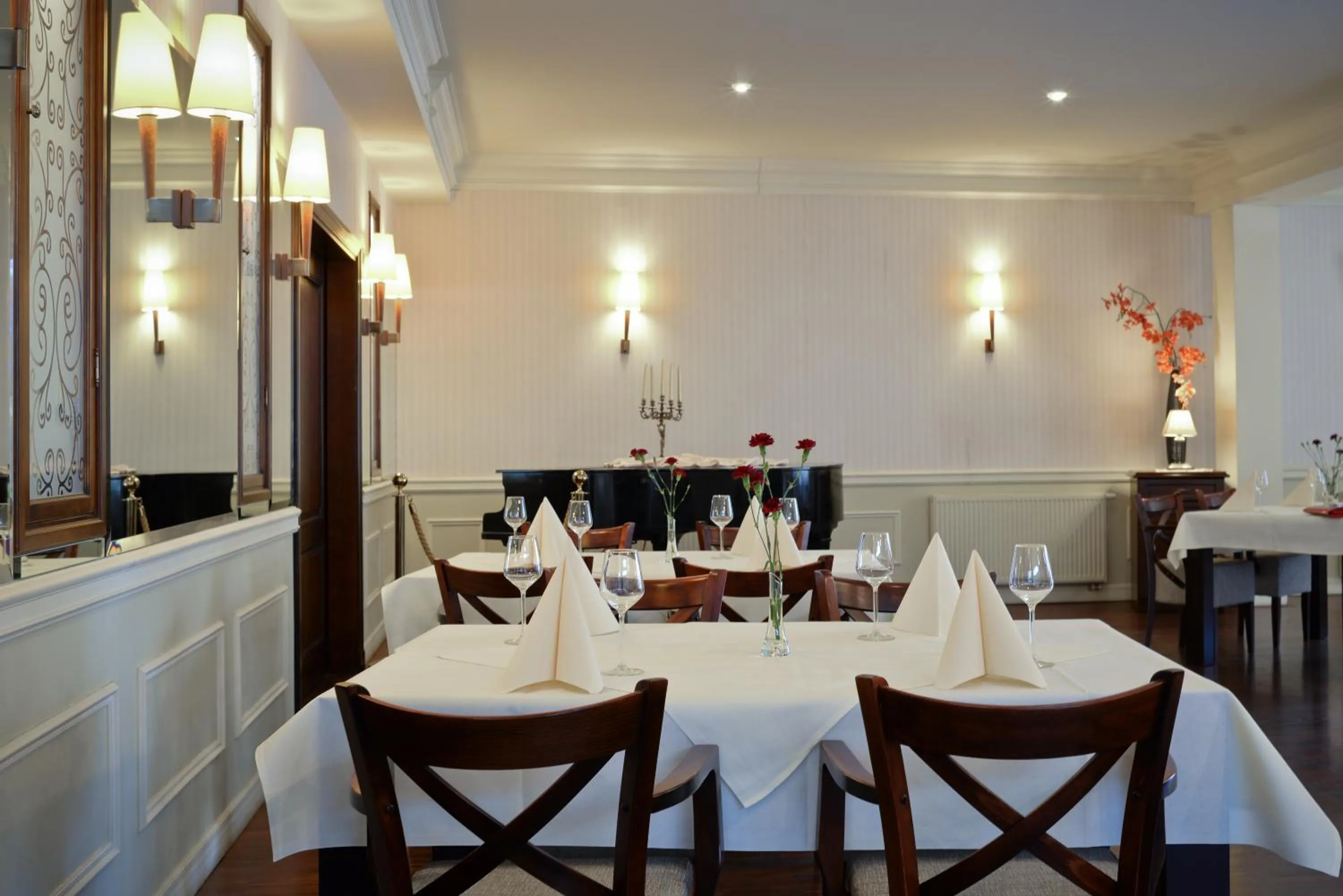 Restaurant/places to eat in Hotel Venus