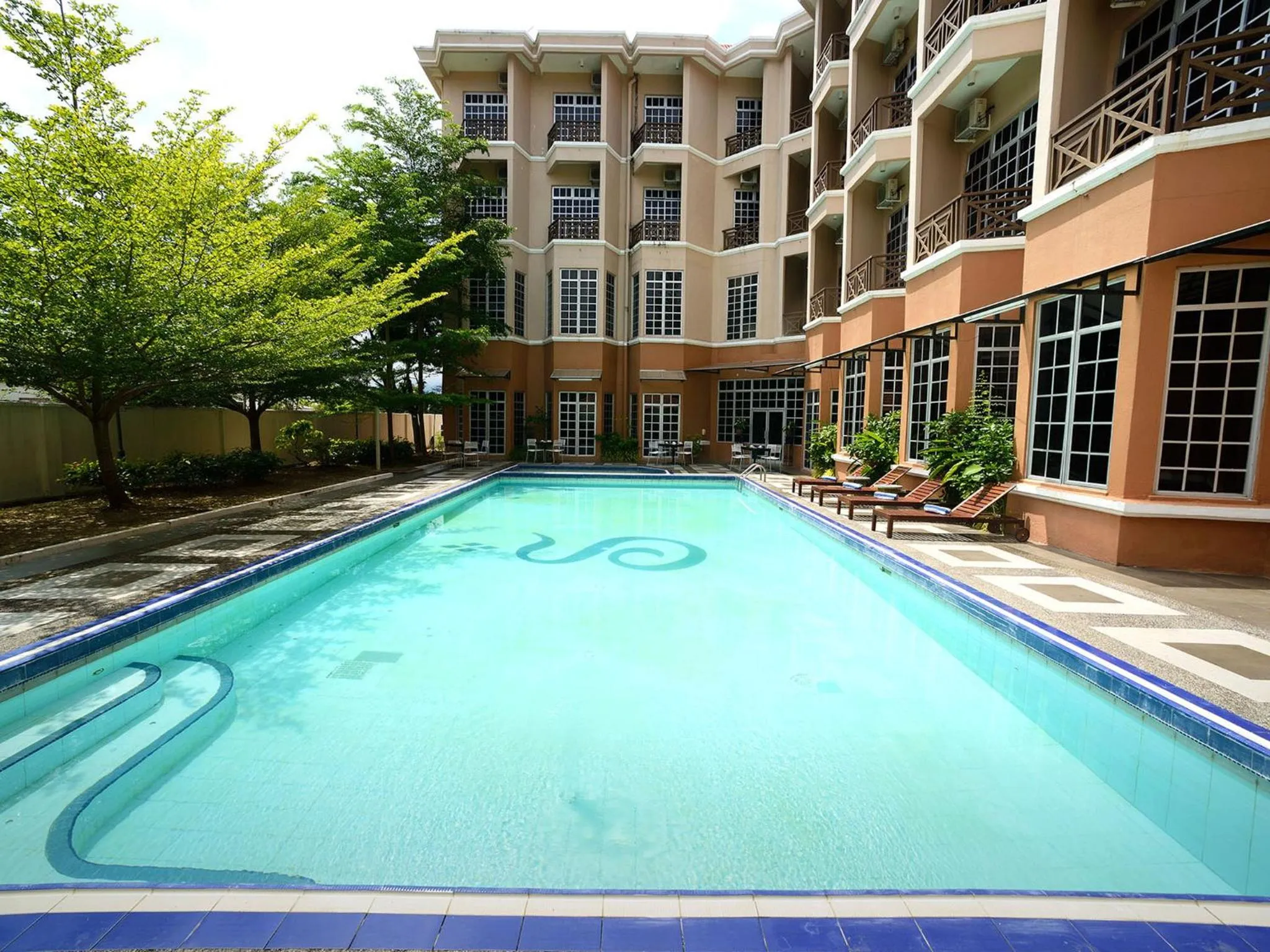Swimming pool in Bella Vista Express Hotel