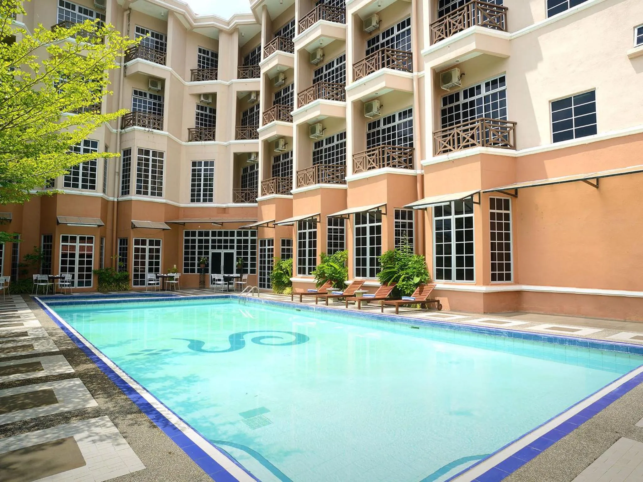 Swimming pool in Bella Vista Express Hotel