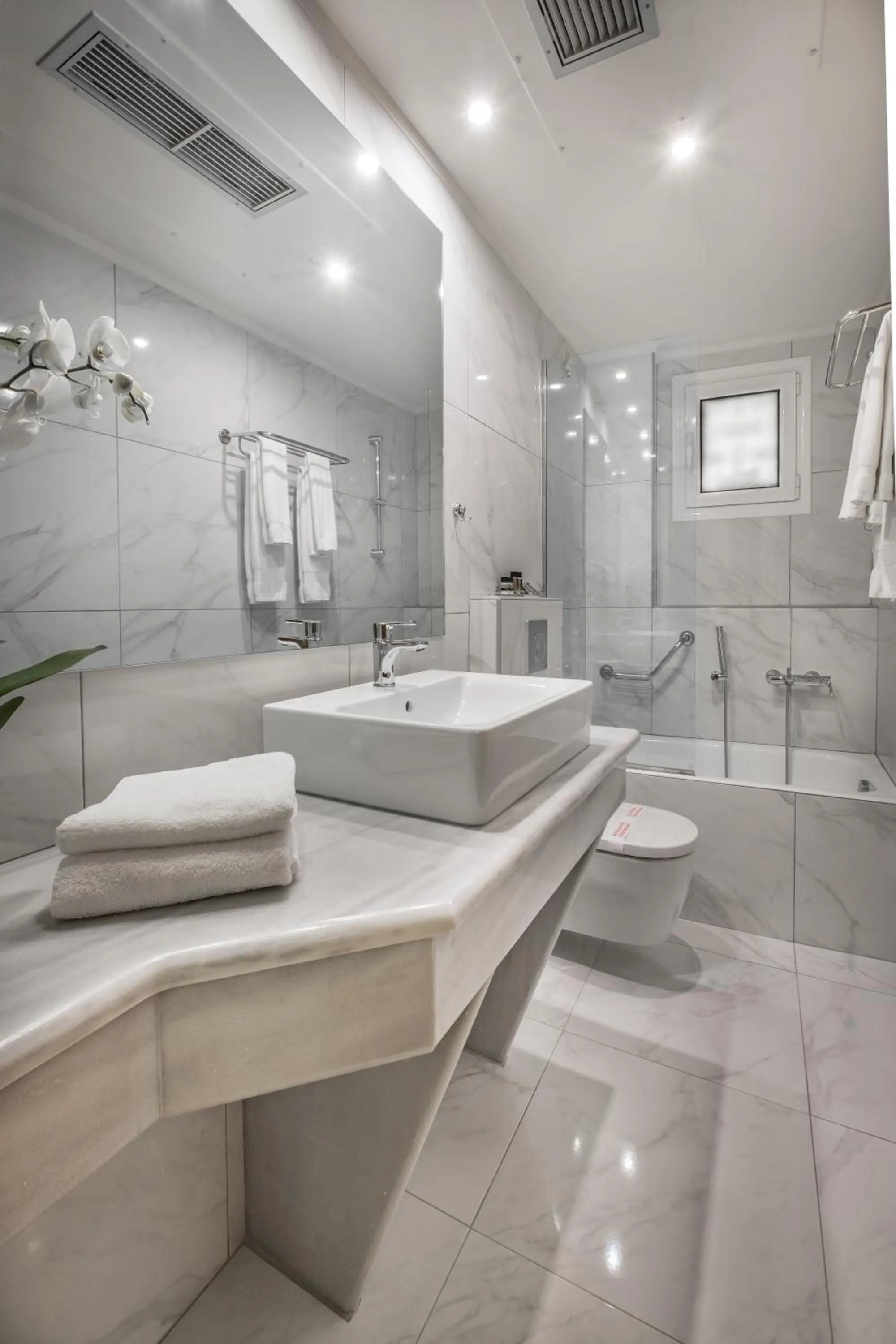 Bathroom in Rex Hotel