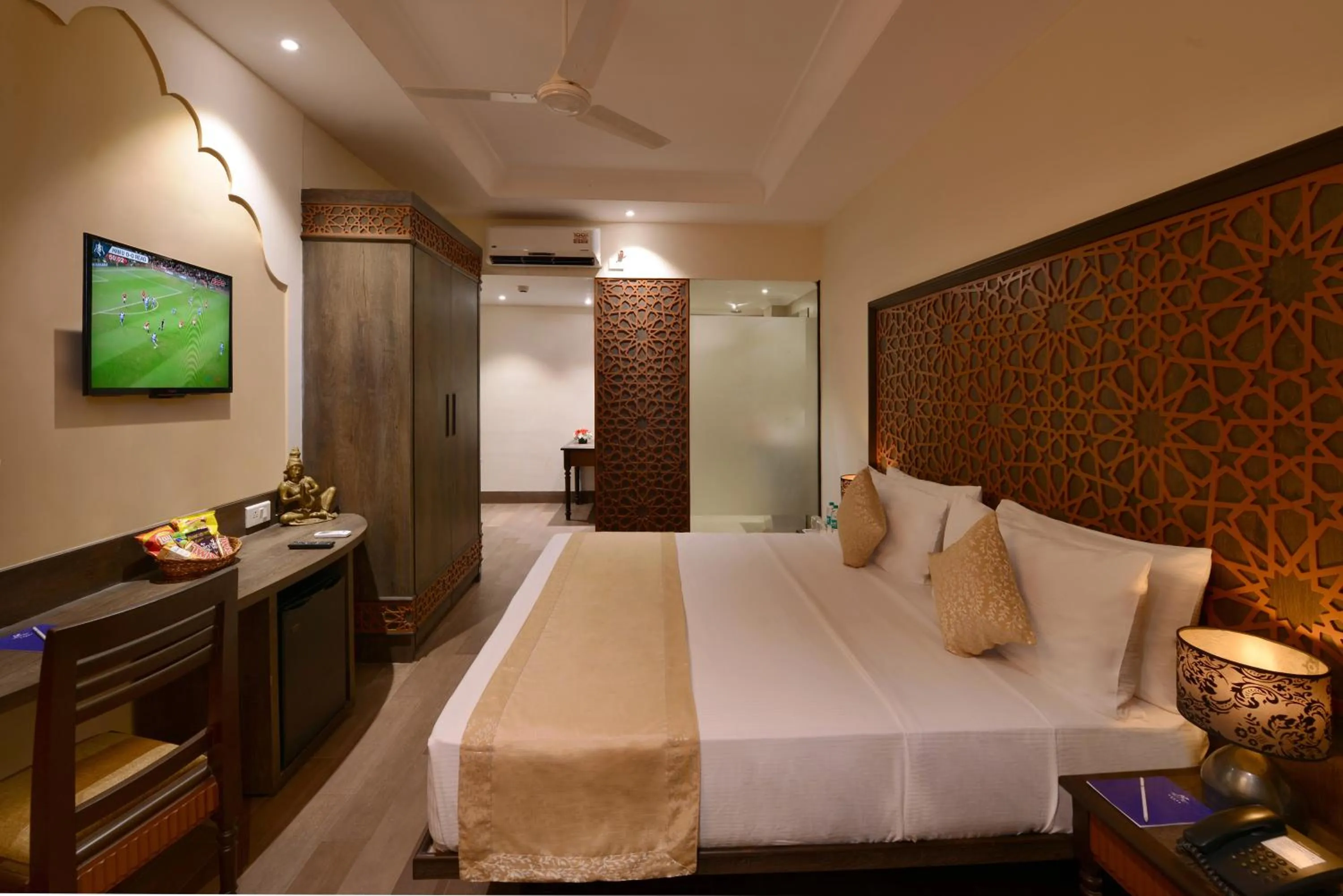 Photo of the whole room, Bed in Rio Boutique